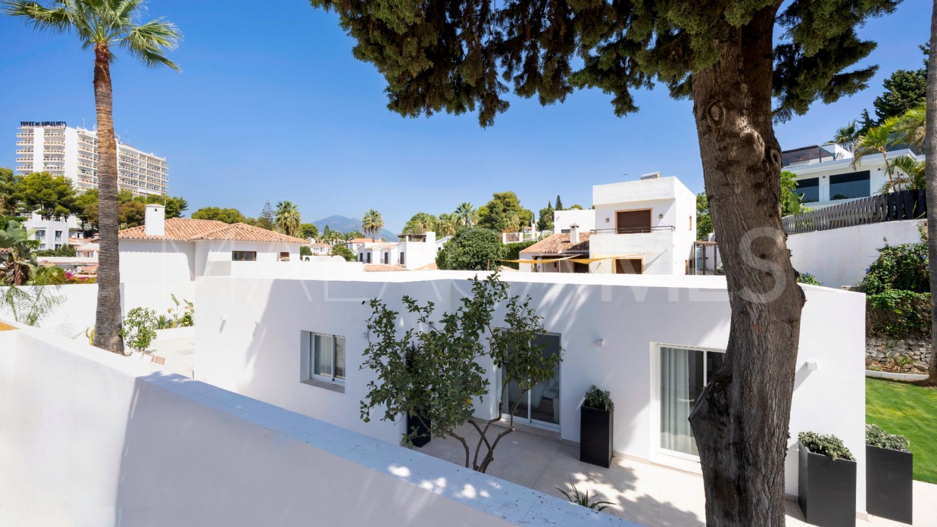 Buy villa de 4 bedrooms in Nueva Andalucia