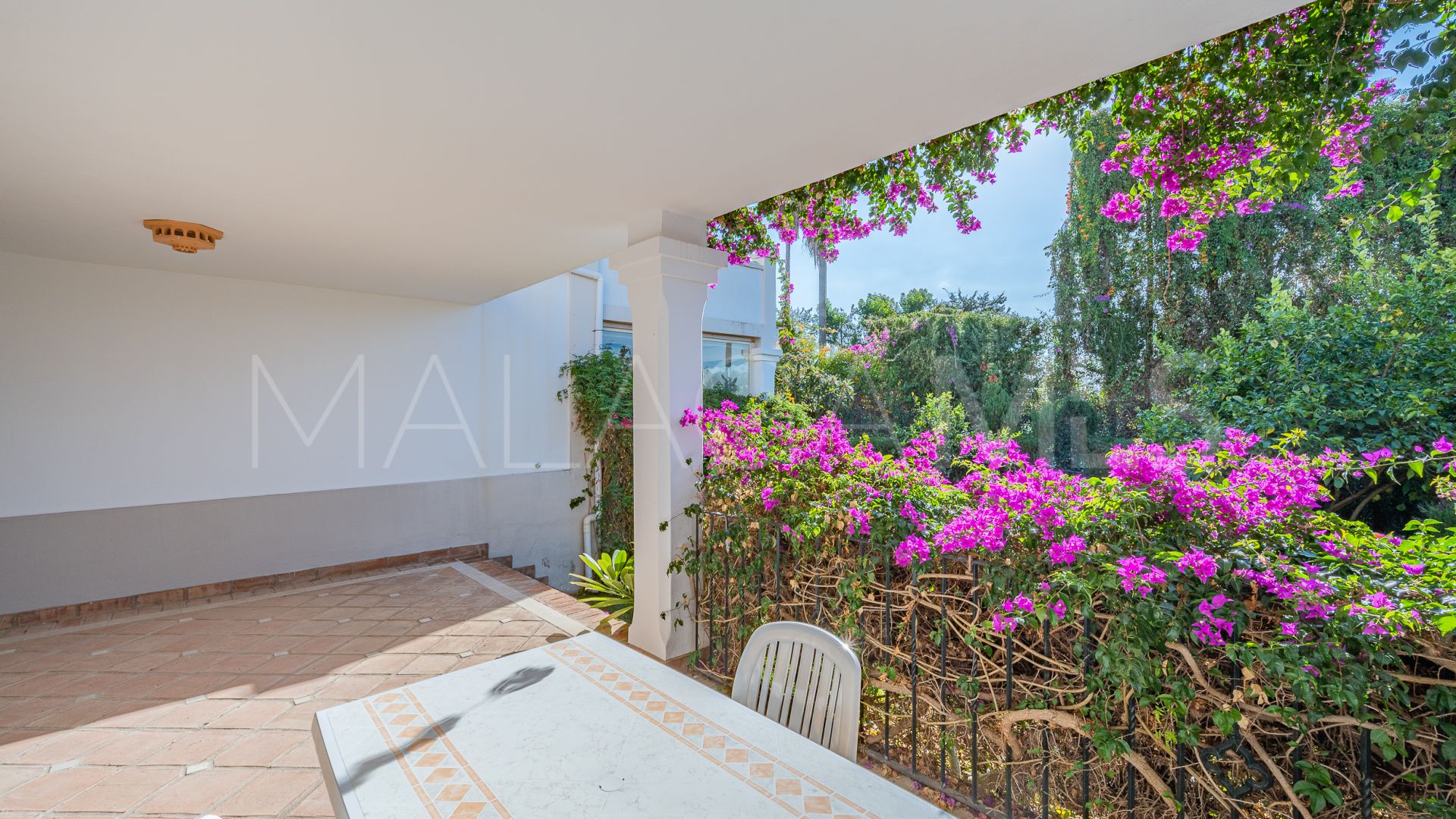 Adosado for sale in Aloha de 3 bedrooms