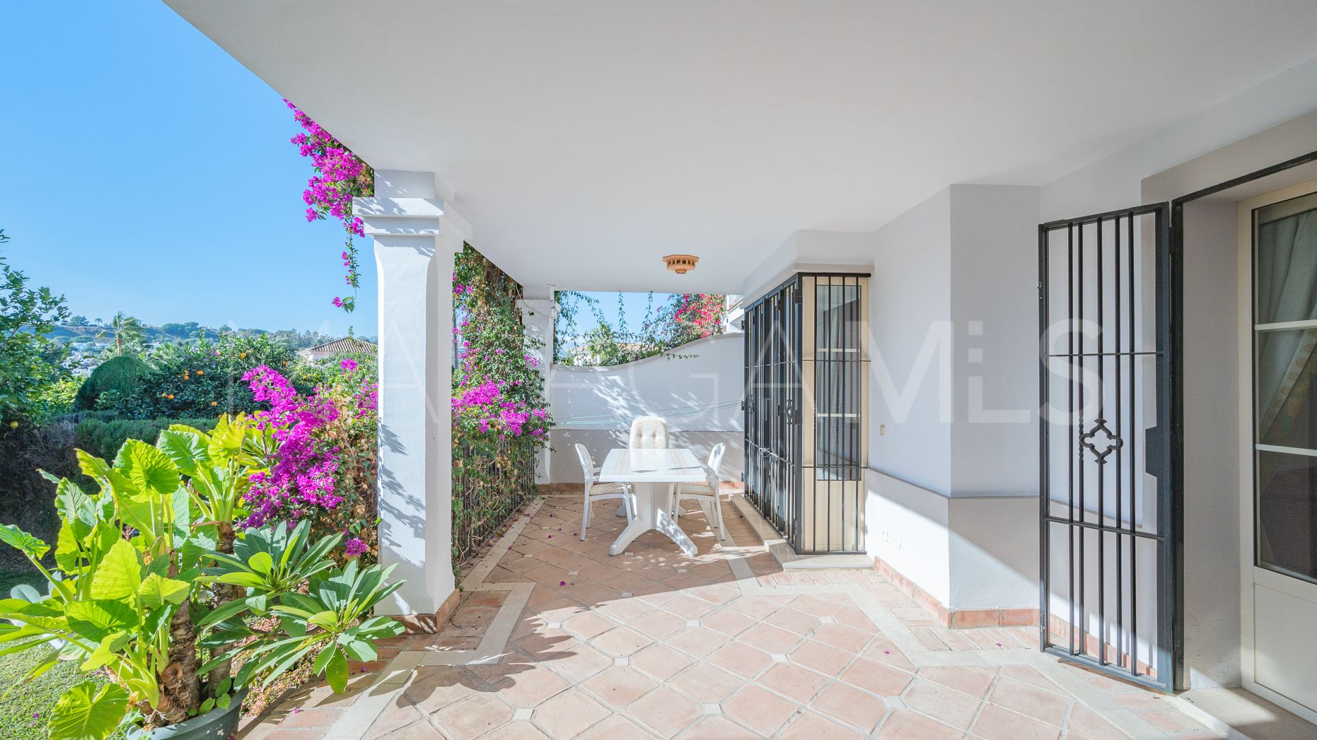 Adosado for sale in Aloha de 3 bedrooms