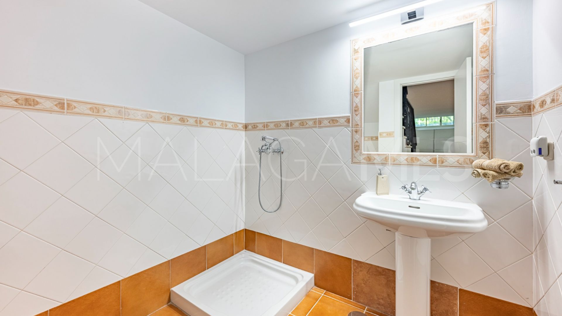 Adosado for sale in Aloha de 3 bedrooms