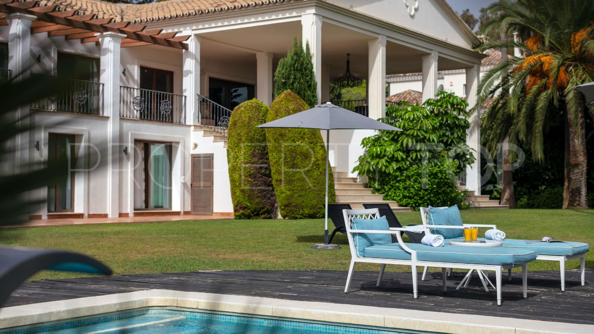 Buy villa in Las Brisas with 6 bedrooms