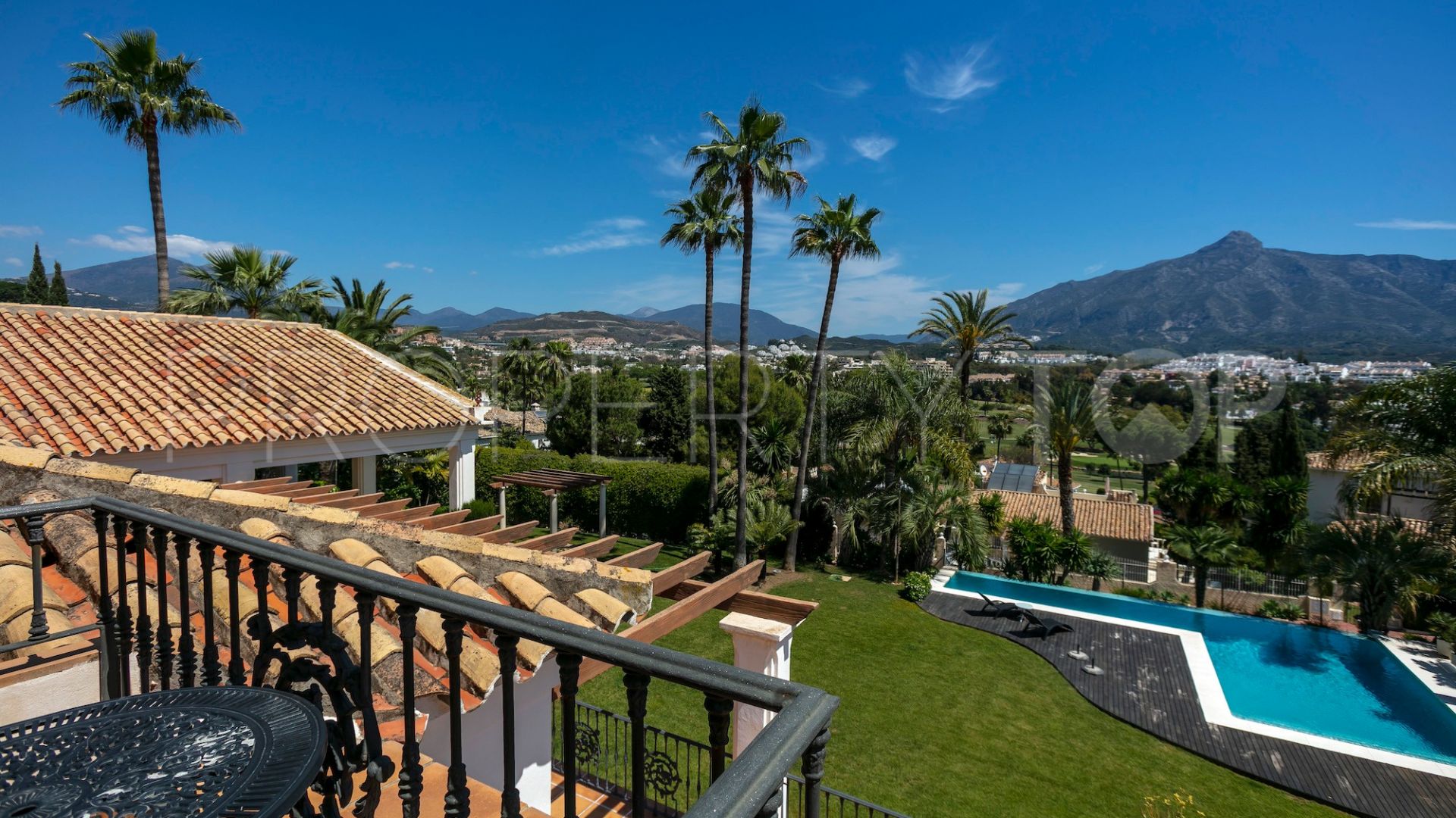 Buy villa in Las Brisas with 6 bedrooms