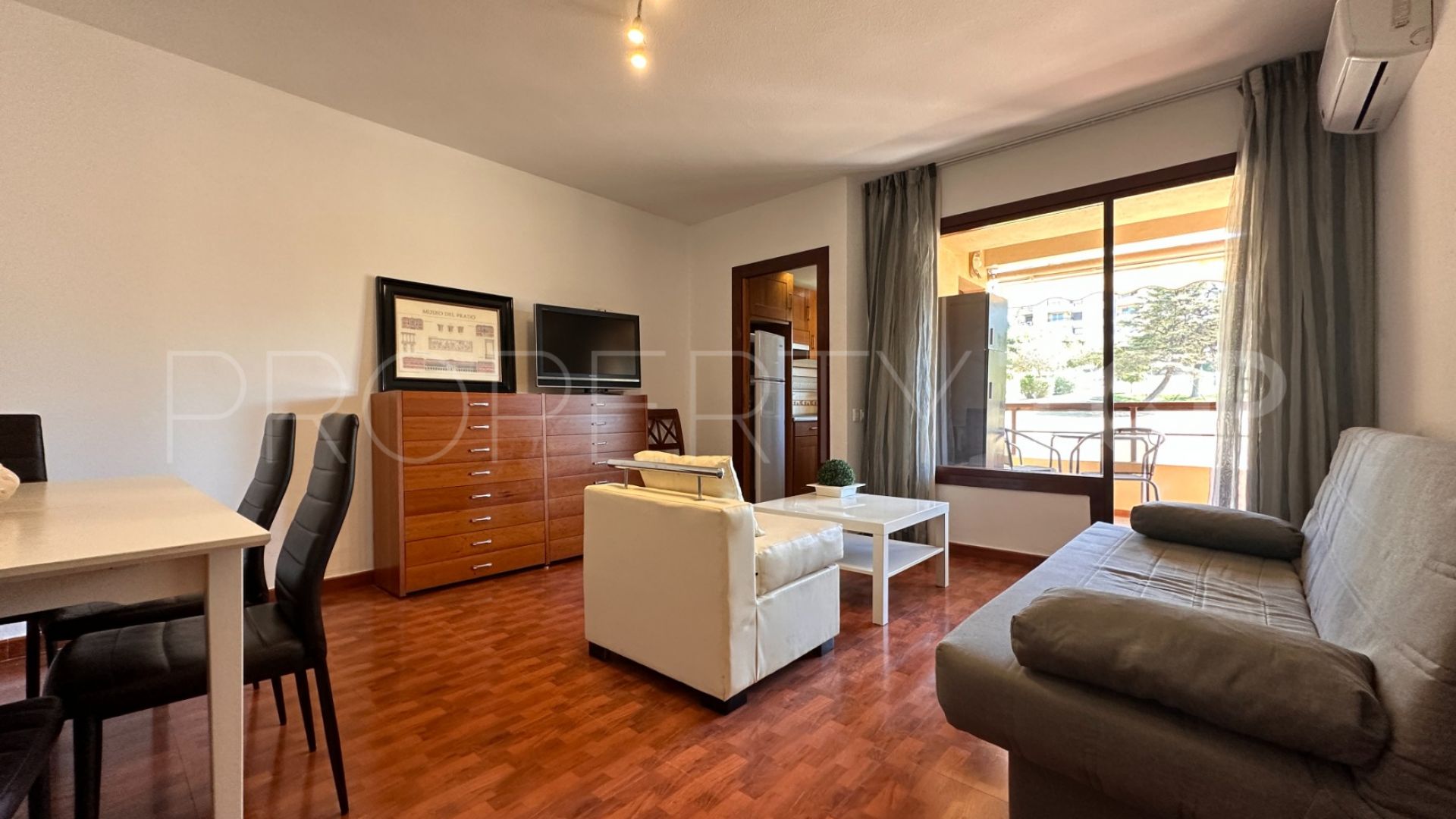 Se vende apartamento en Torres de Aloha con 1 dormitorio