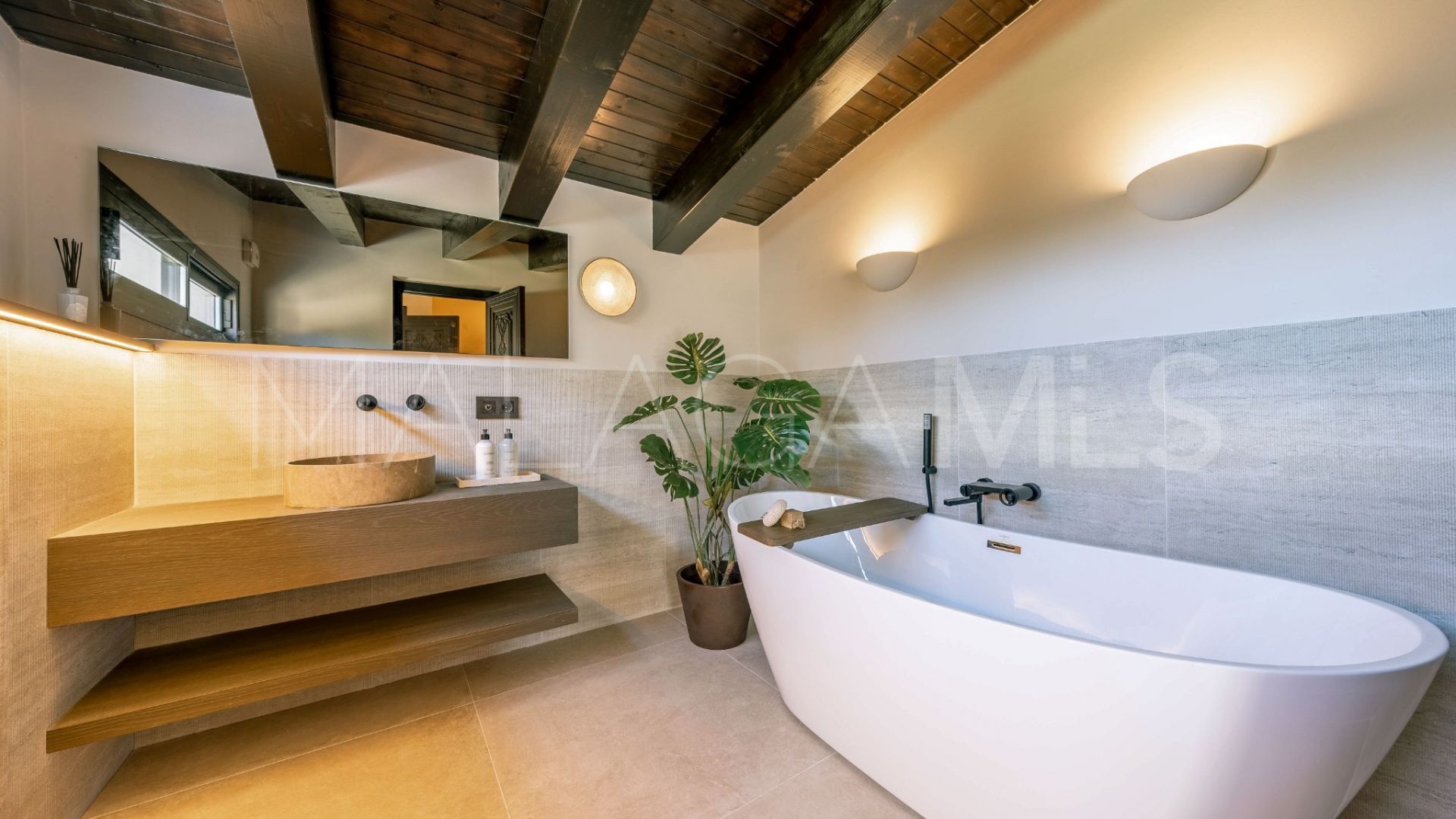 Se vende villa in Nueva Andalucia with 5 bedrooms