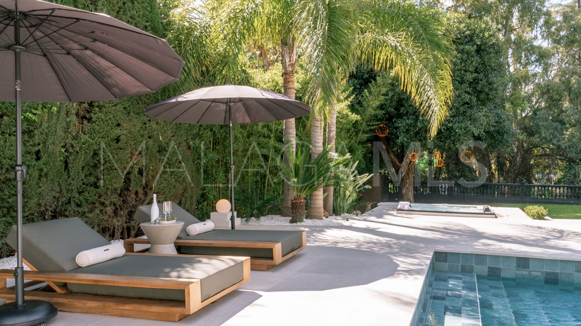 Se vende villa in Nueva Andalucia with 5 bedrooms