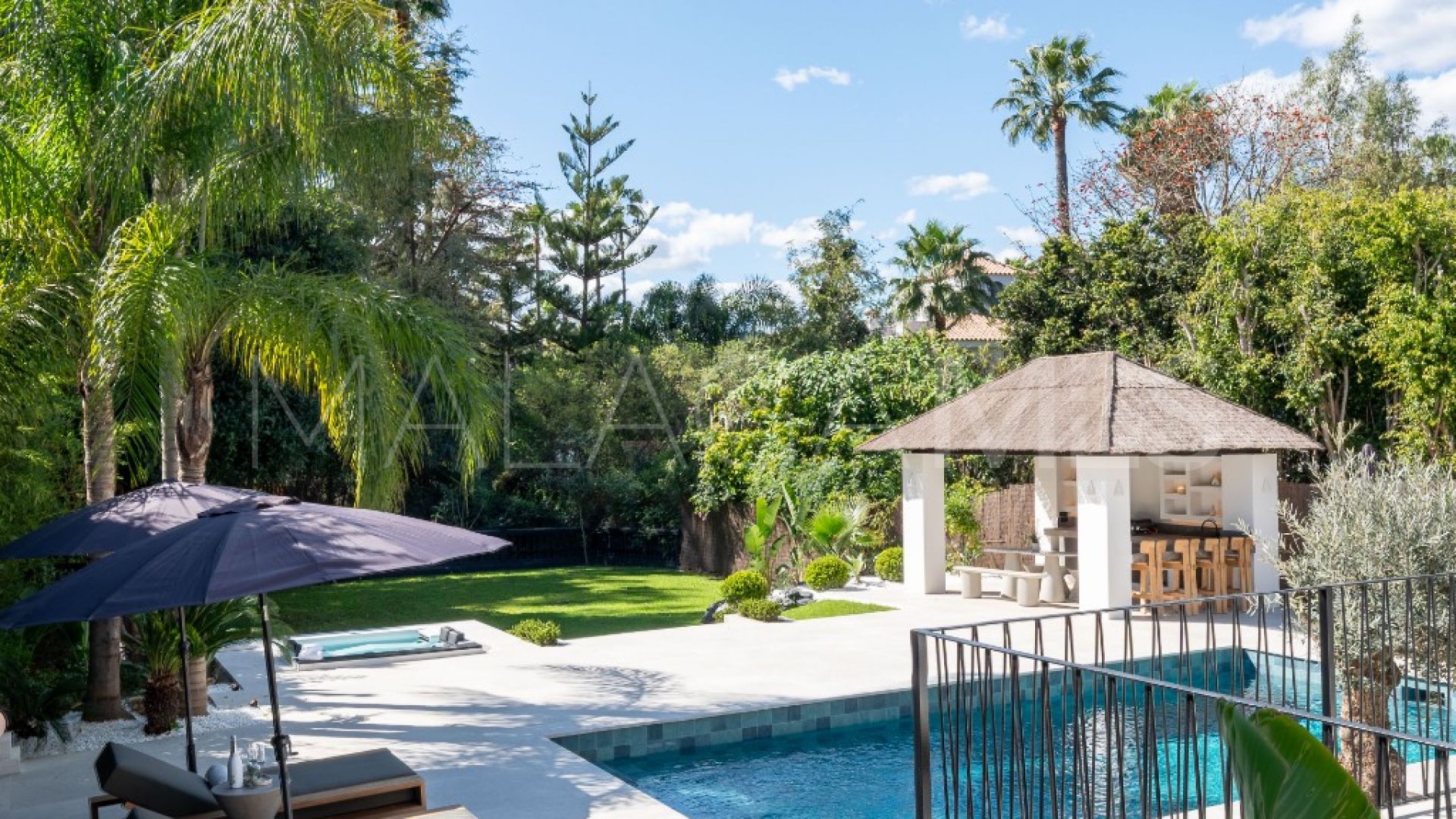 Se vende villa in Nueva Andalucia with 5 bedrooms