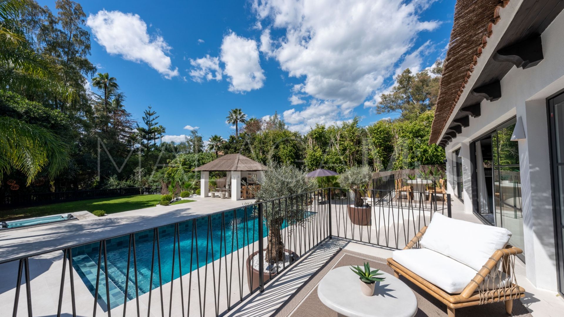 Se vende villa in Nueva Andalucia with 5 bedrooms