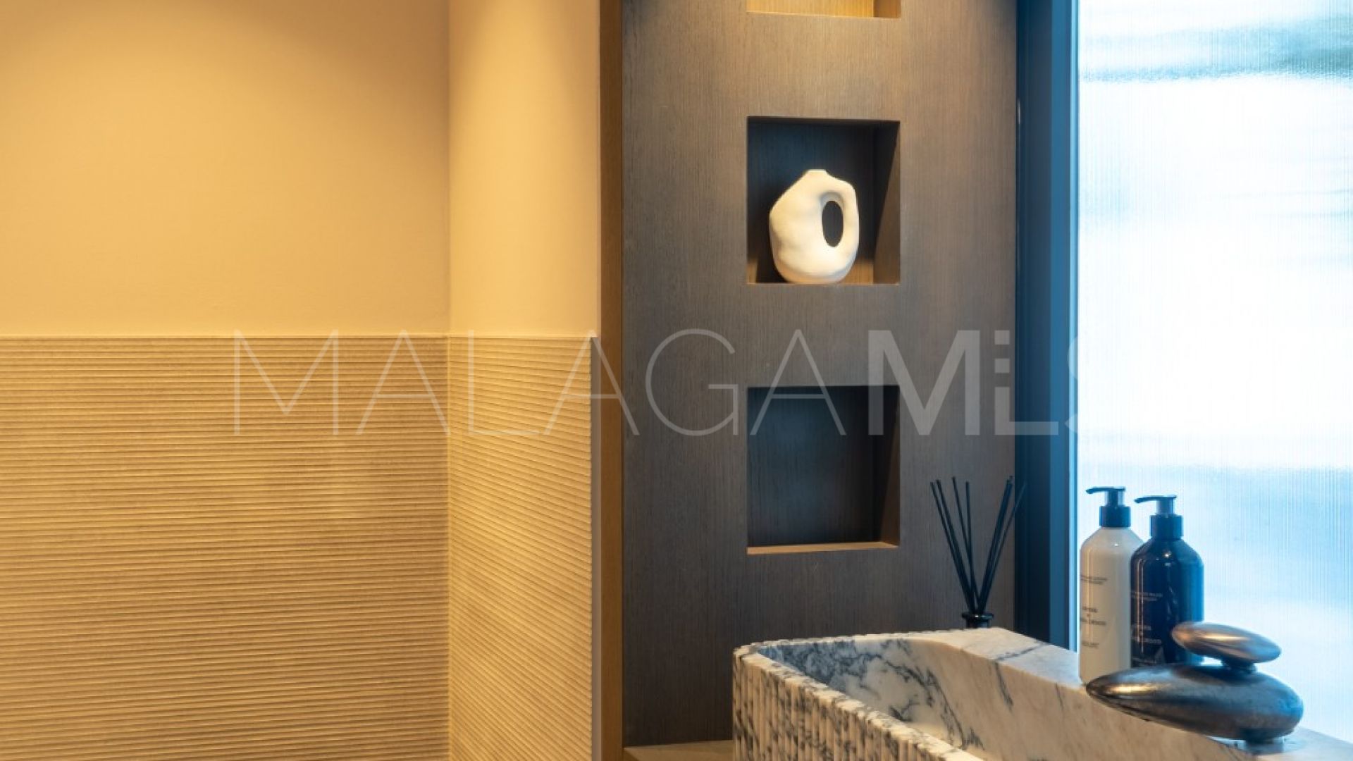 Se vende villa in Nueva Andalucia with 5 bedrooms