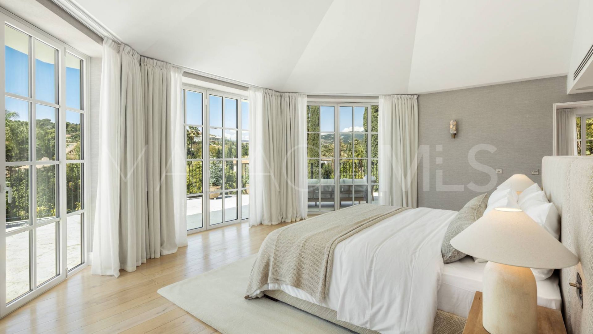 Villa for sale in Nueva Andalucia