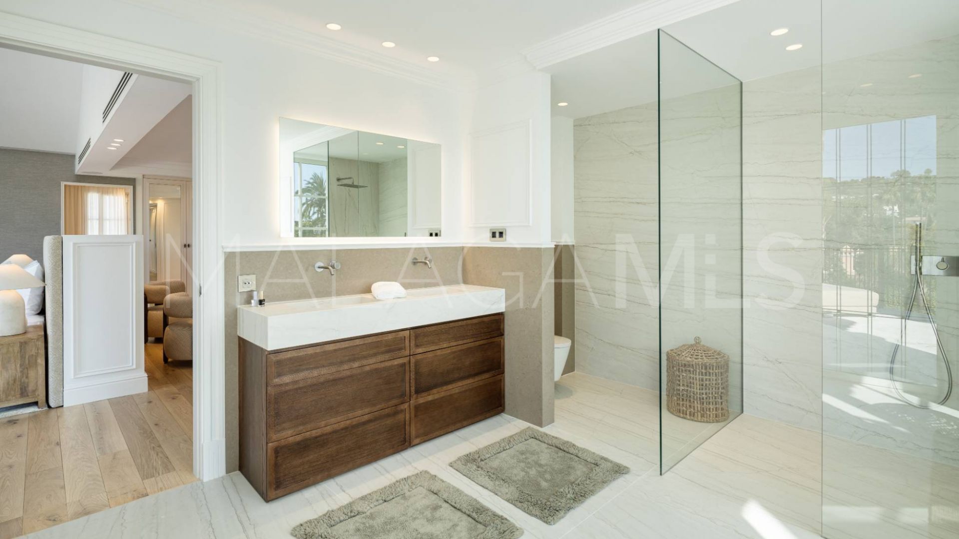 Villa for sale in Nueva Andalucia