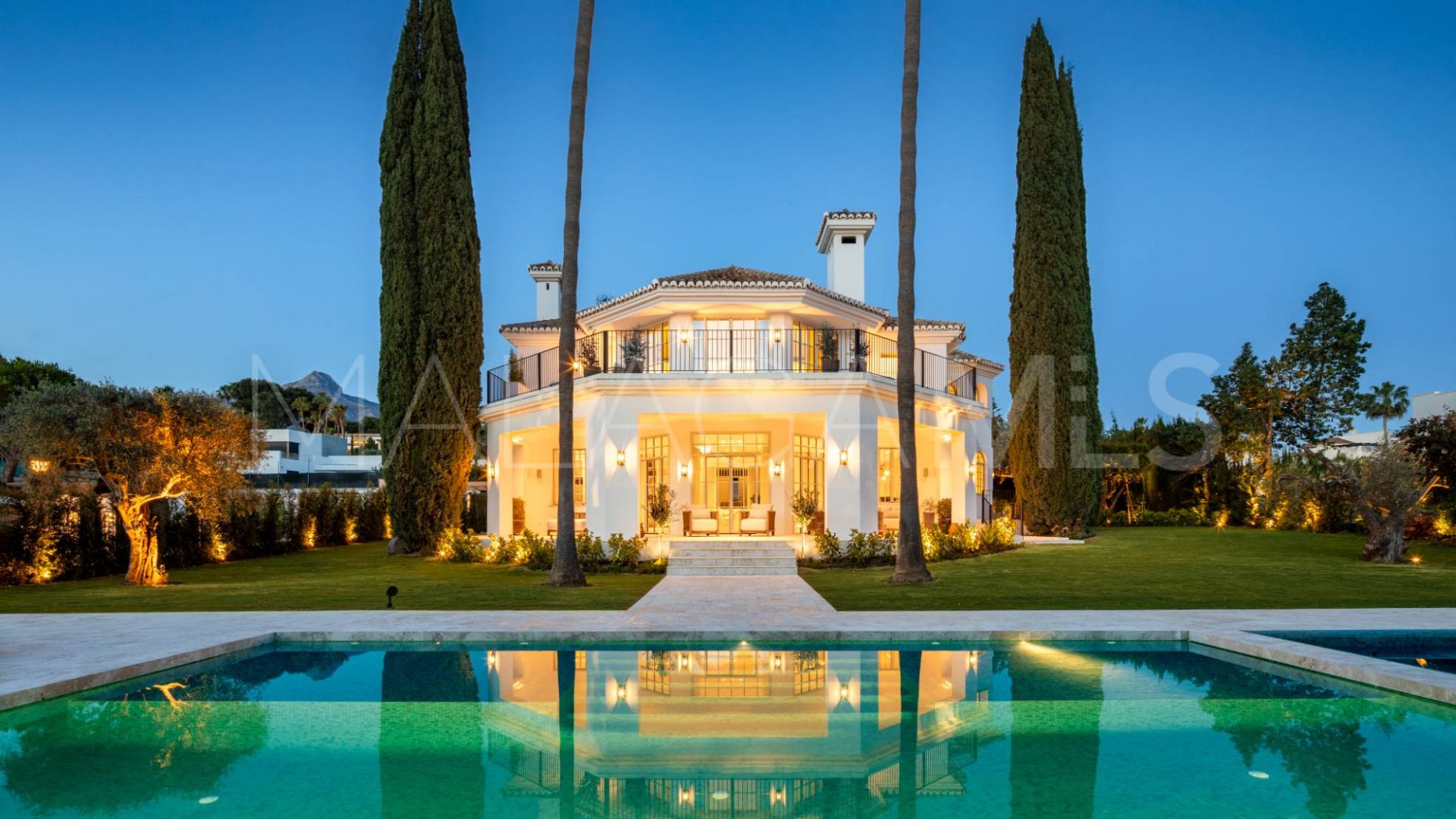 Villa for sale in Nueva Andalucia