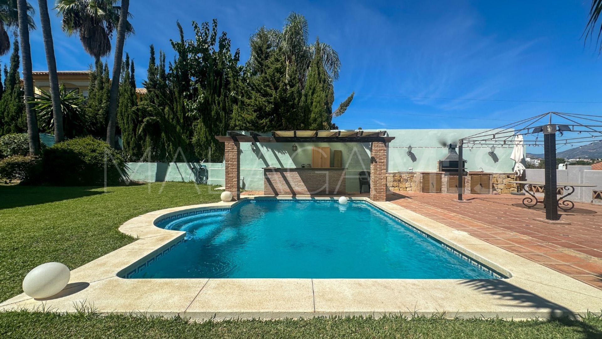 Buy villa in Monte Biarritz