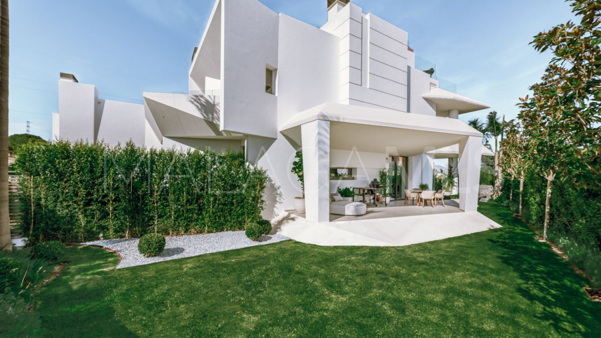 Villa for sale in Nueva Andalucia