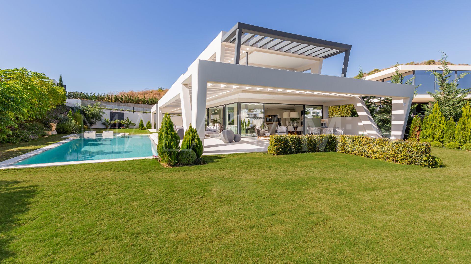 Villa for sale in Nueva Andalucia