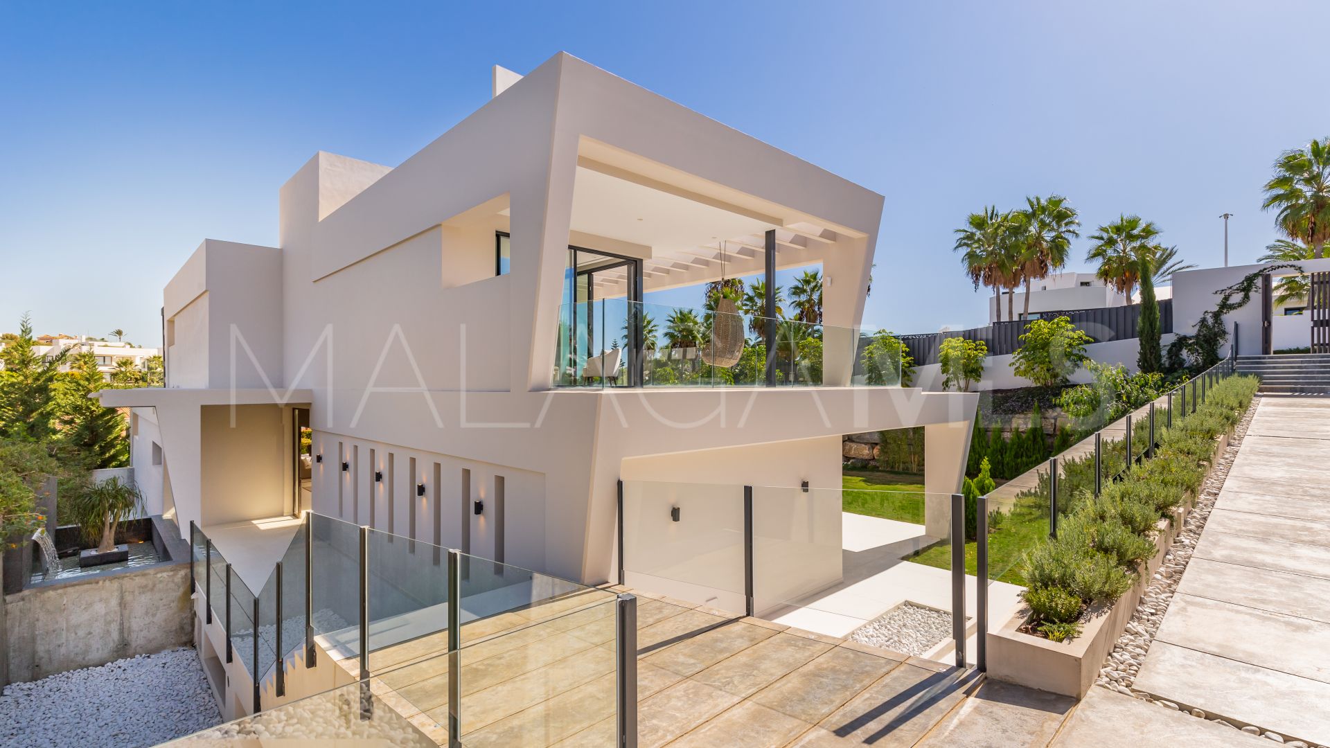 Villa for sale in Nueva Andalucia