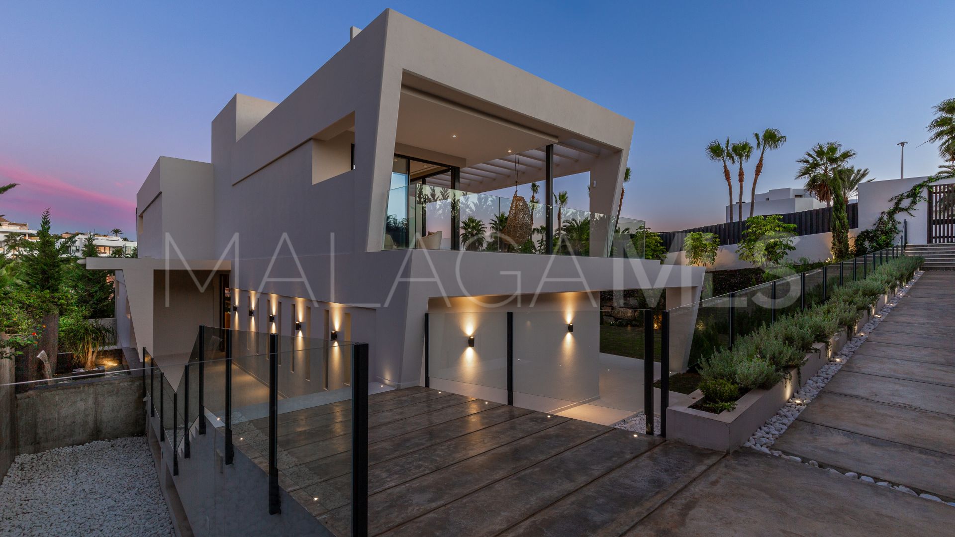 Villa for sale in Nueva Andalucia