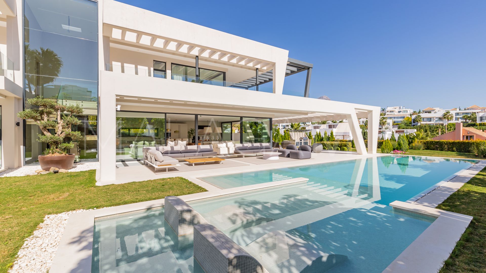 Villa for sale in Nueva Andalucia