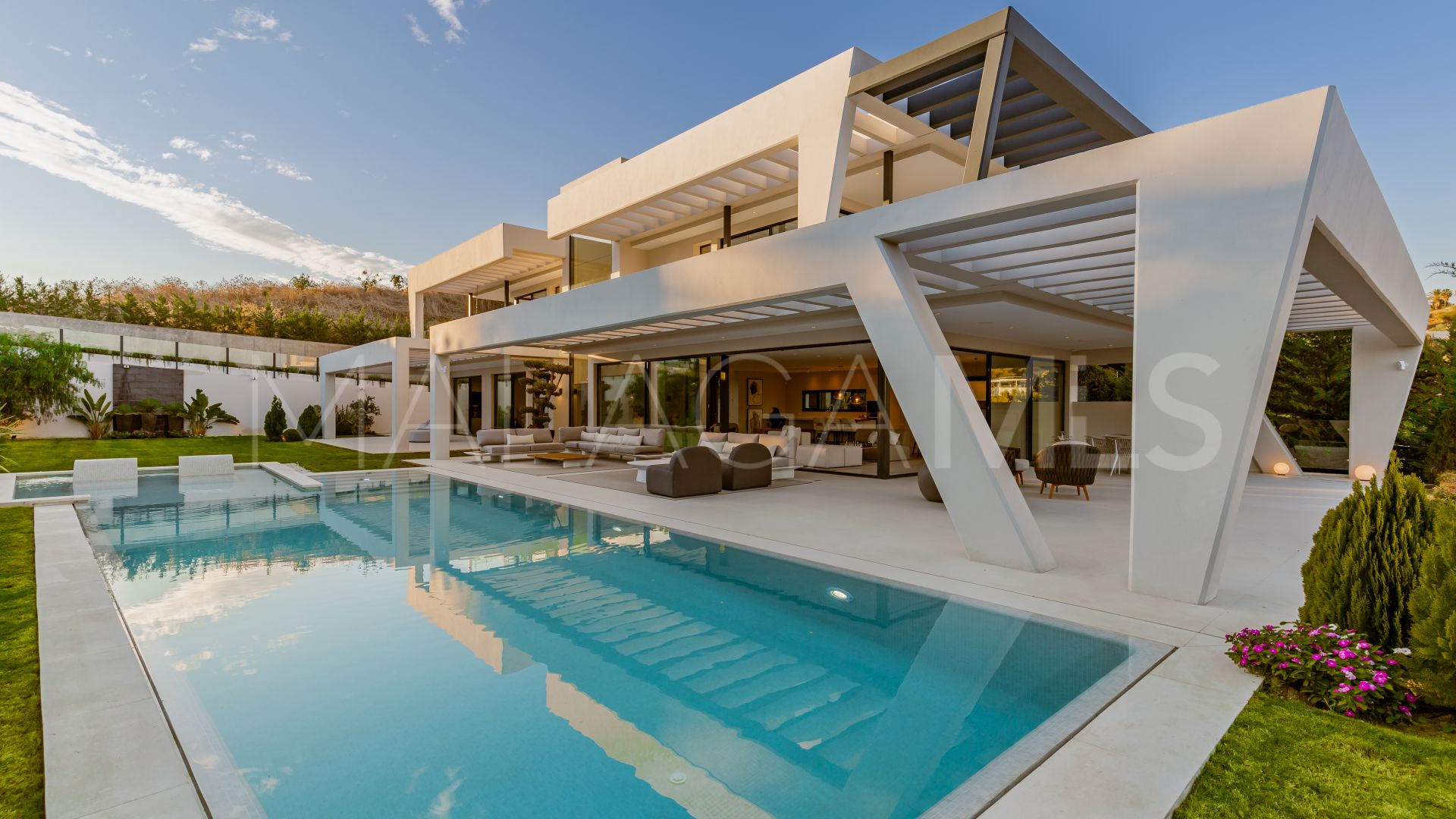 Villa for sale in Nueva Andalucia