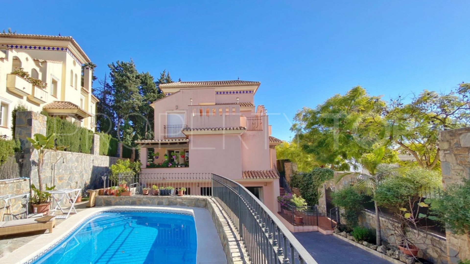 Marbella City 5 bedrooms villa for sale