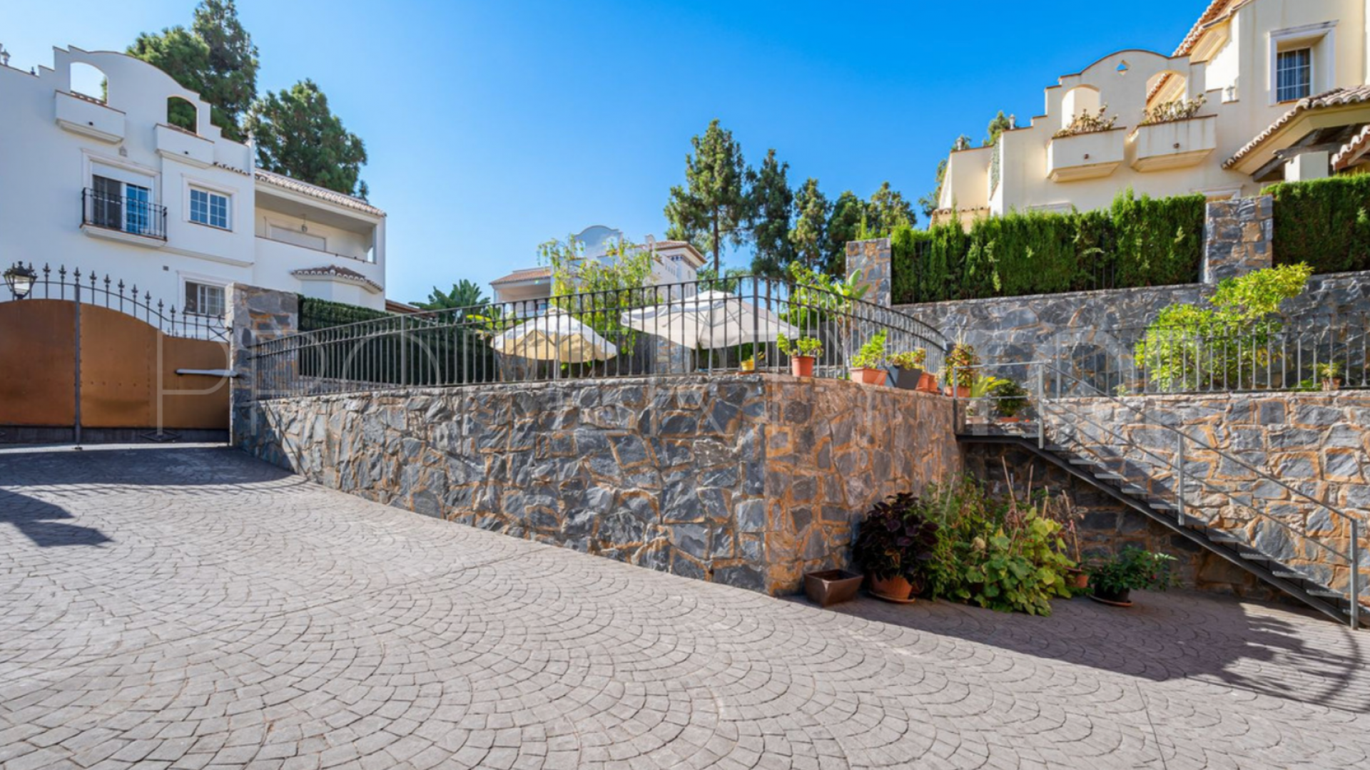 Marbella City 5 bedrooms villa for sale