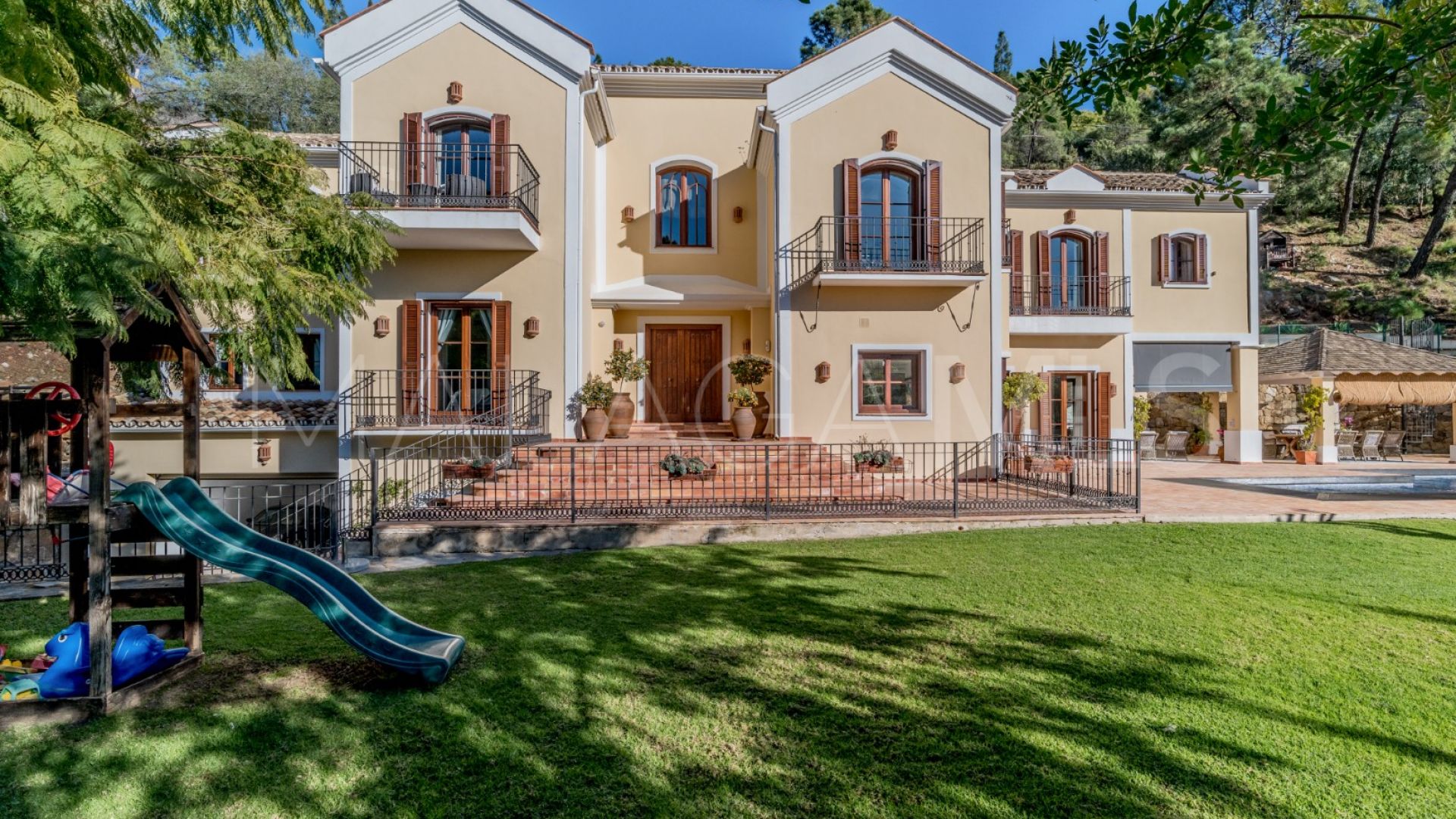 Villa for sale in El Madroñal with 7 bedrooms
