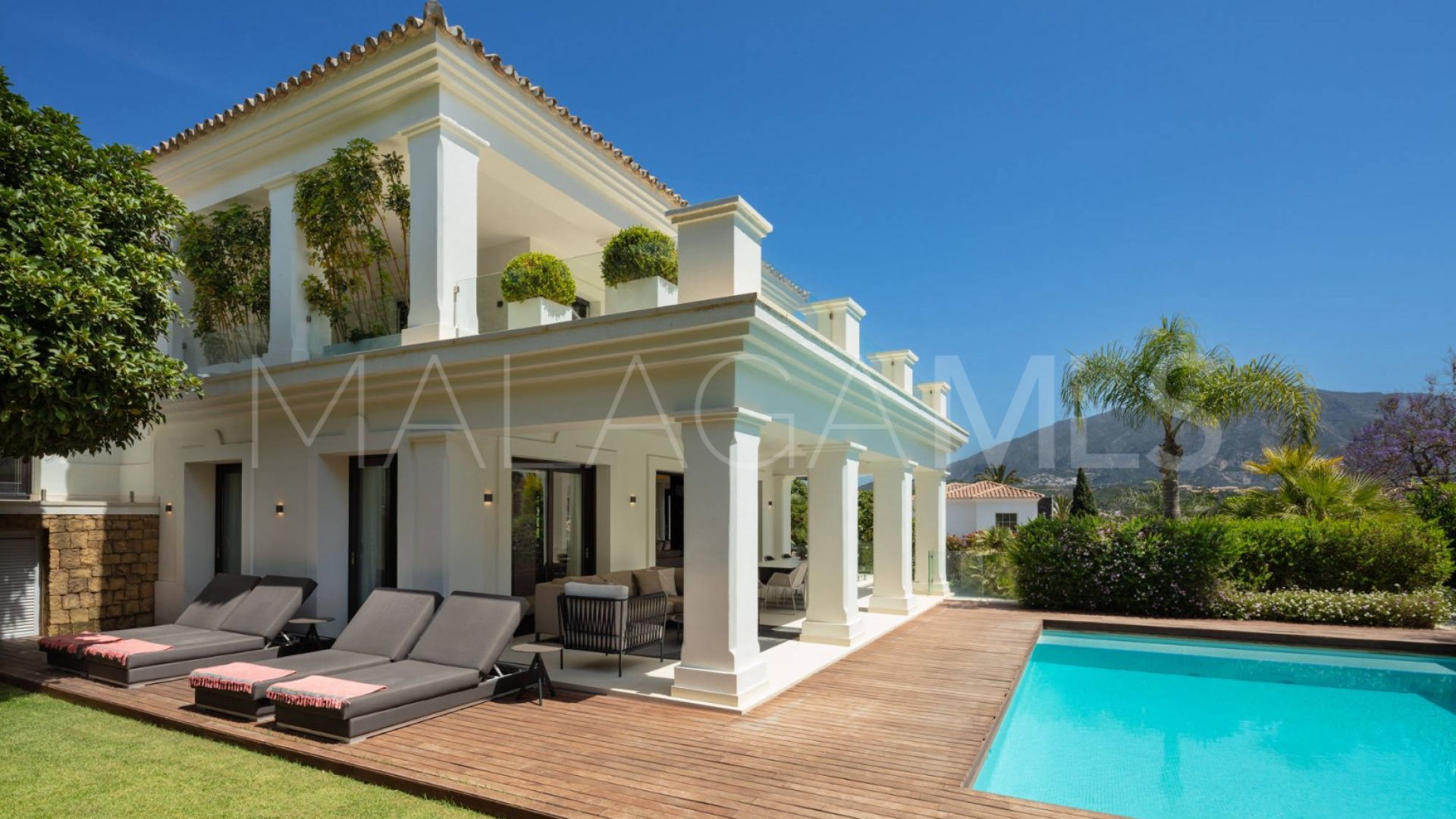 Se vende villa in Los Naranjos Golf with 4 bedrooms