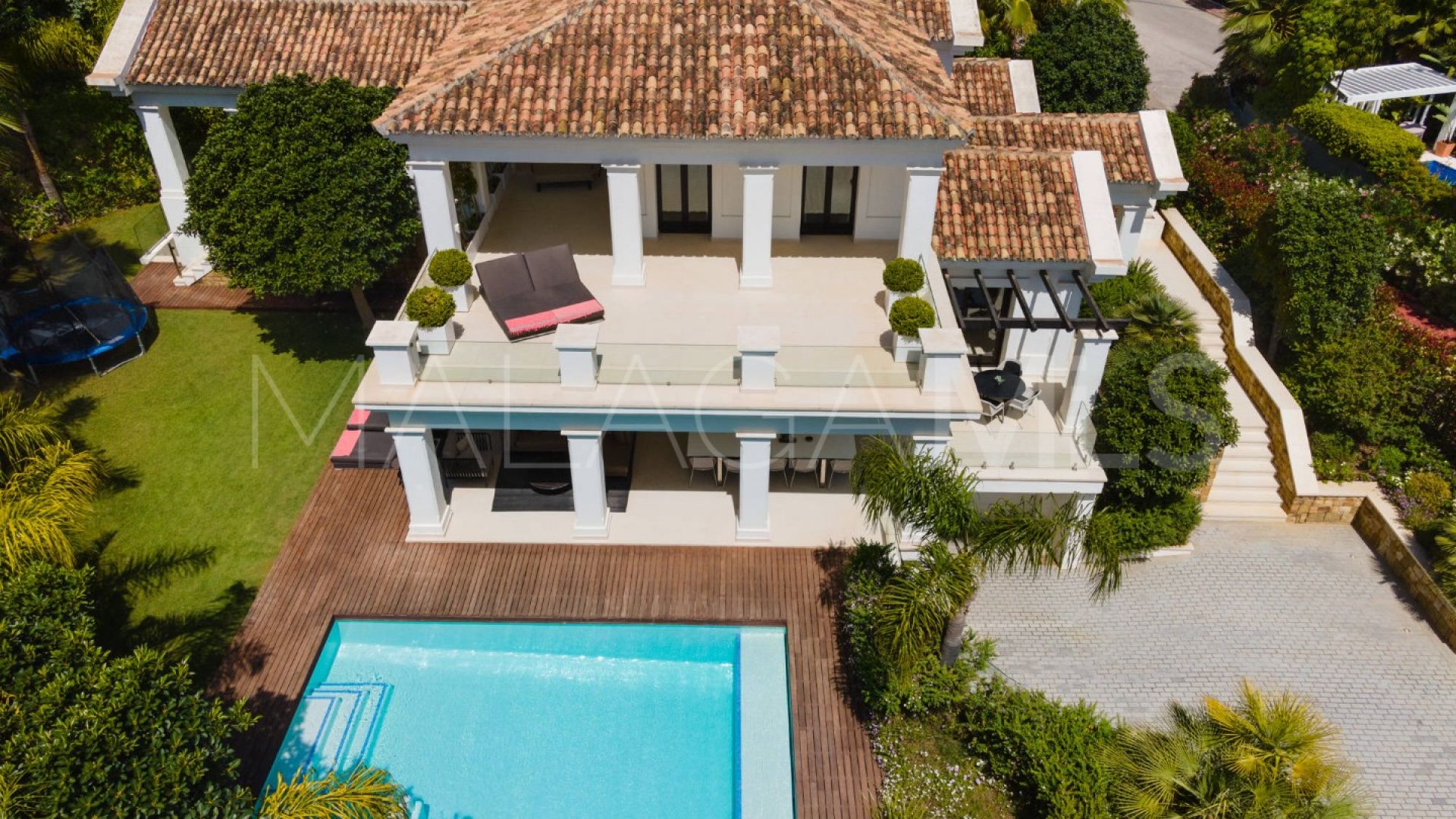 Se vende villa in Los Naranjos Golf with 4 bedrooms