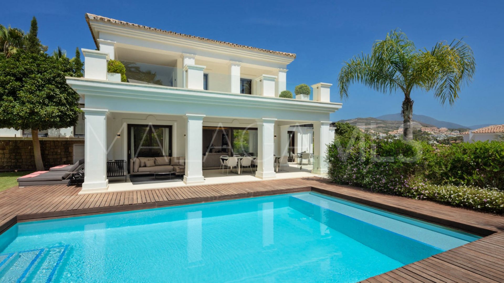 Se vende villa in Los Naranjos Golf with 4 bedrooms