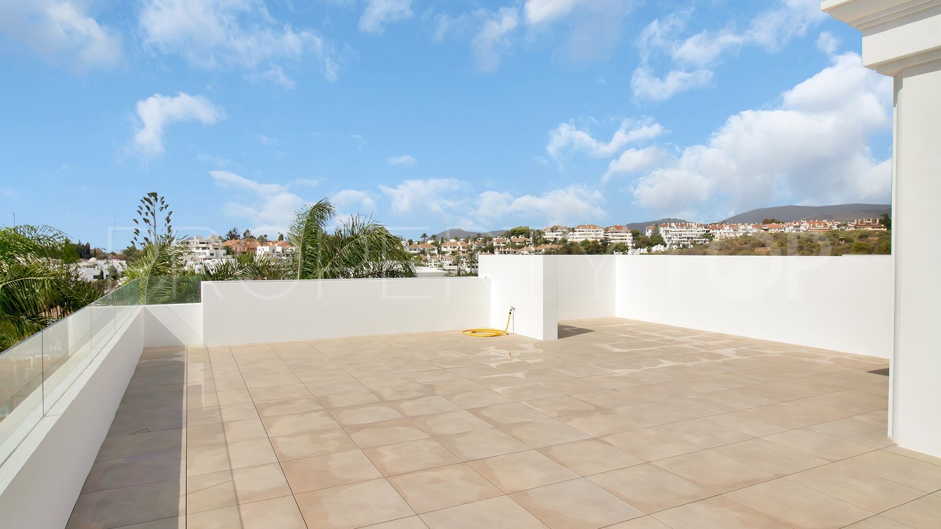 Se vende villa pareada con 6 dormitorios en Las Lomas del Marbella Club