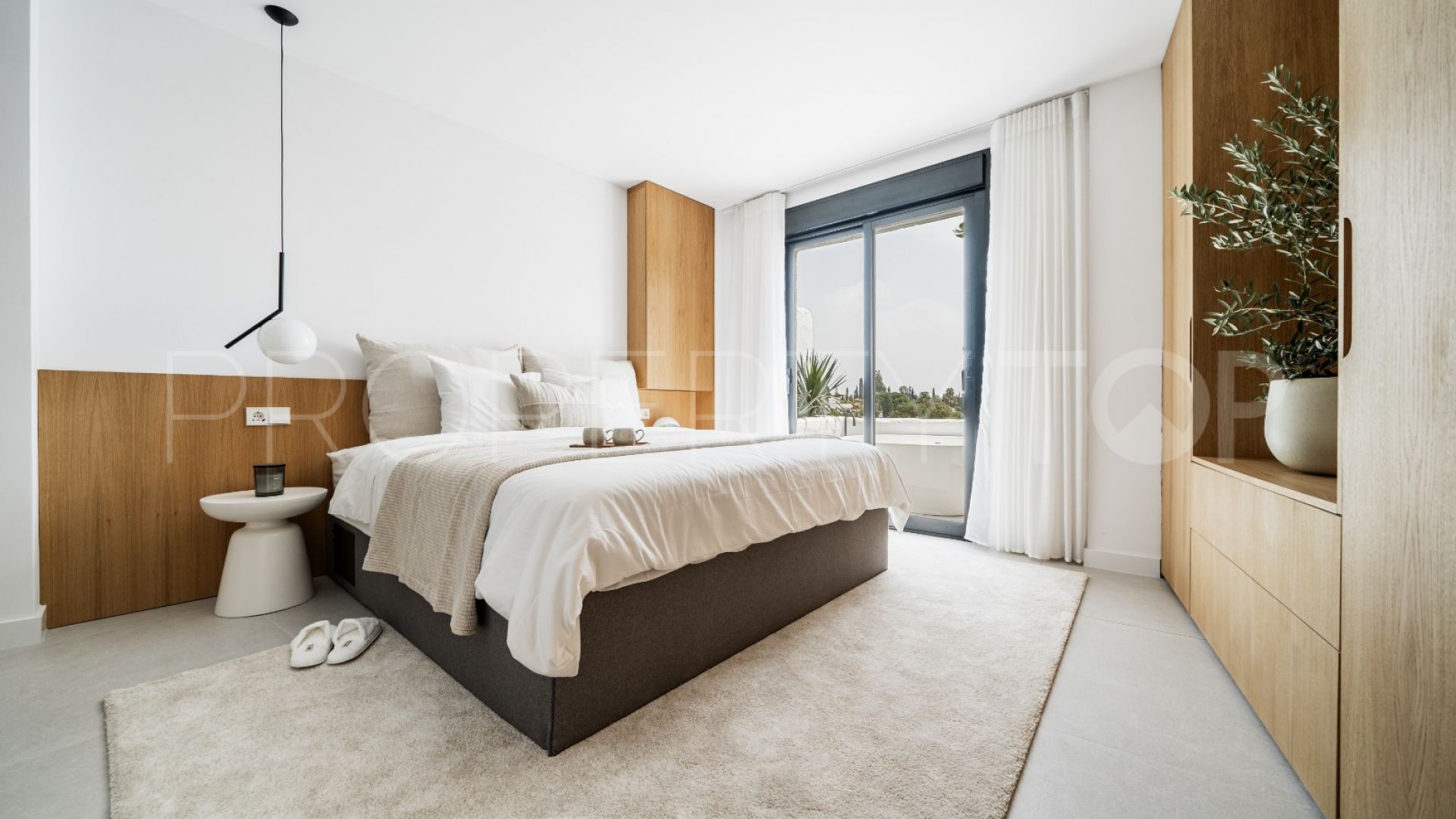 Se vende atico duplex de 2 dormitorios en Marbella Golden Mile