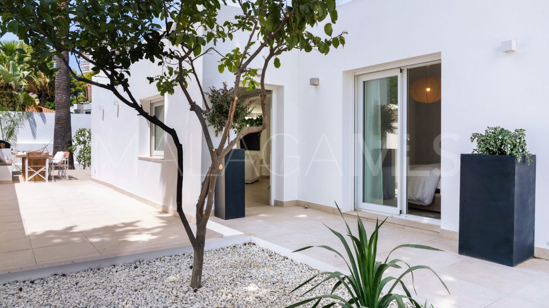 Buy villa in Nueva Andalucia