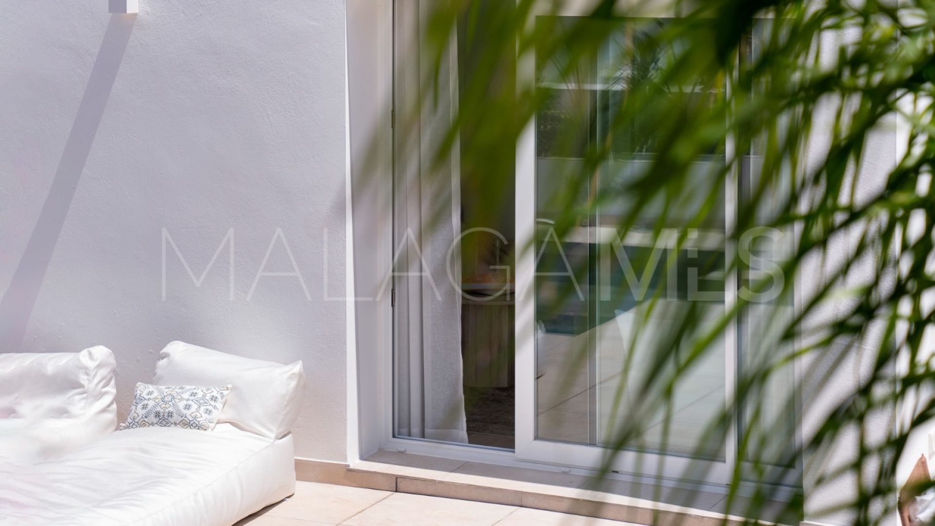 Buy villa in Nueva Andalucia