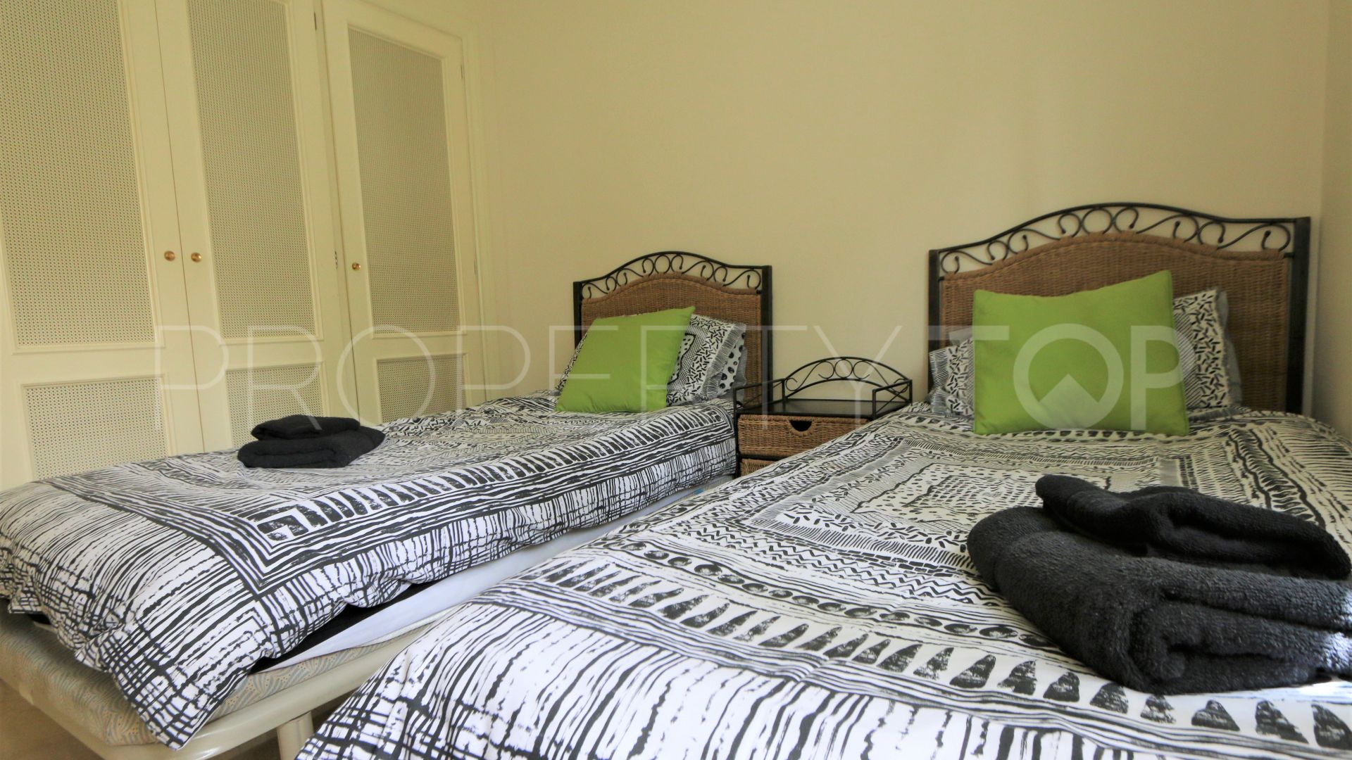 For sale Aloha Gardens 2 bedrooms ground floor apartment