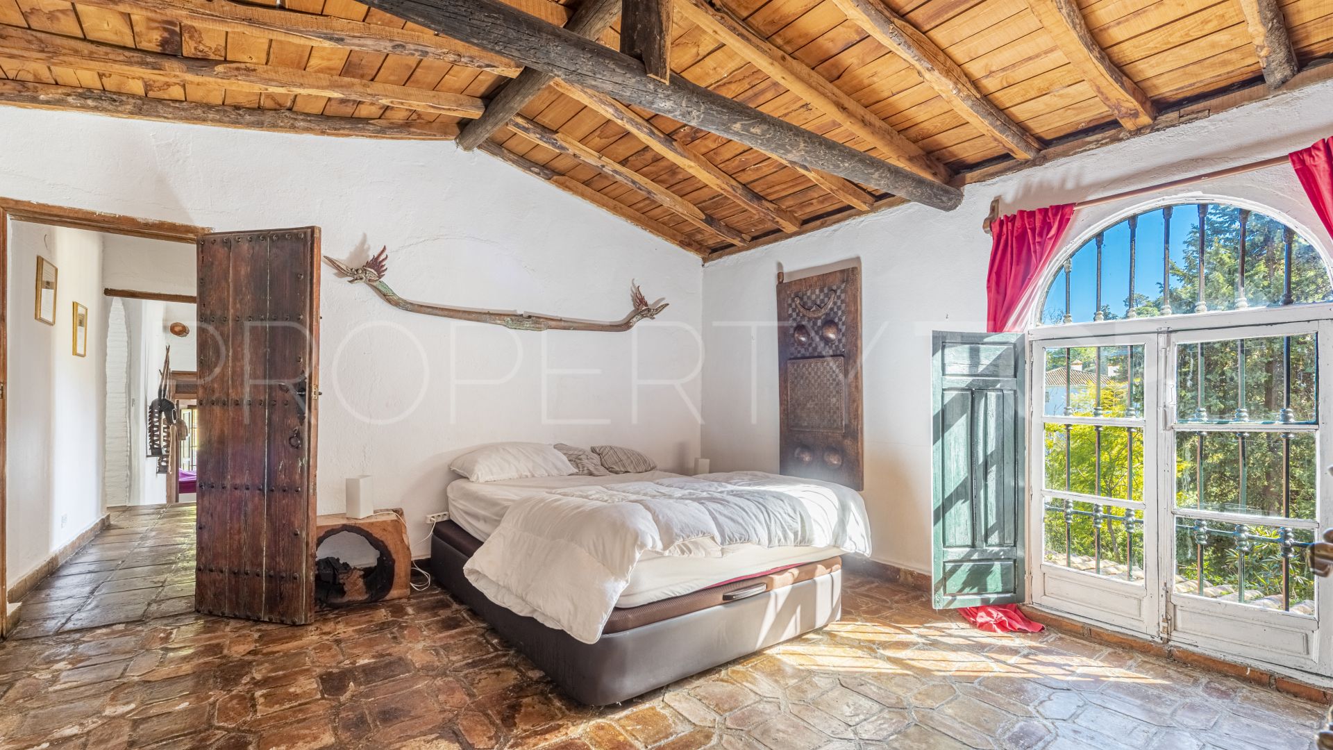 For sale cortijo in Benahavis with 10 bedrooms