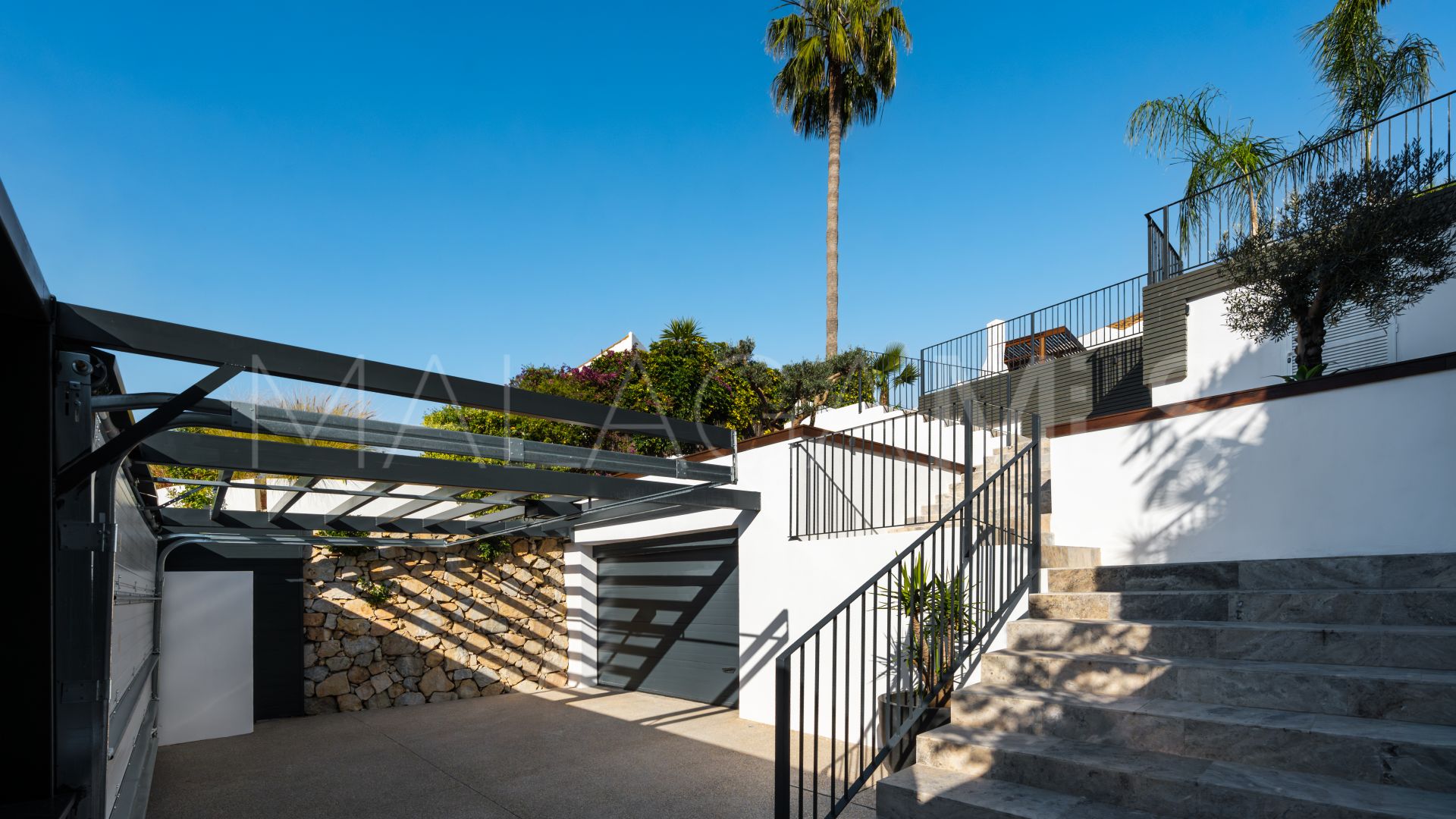 Villa for sale in Nueva Andalucia