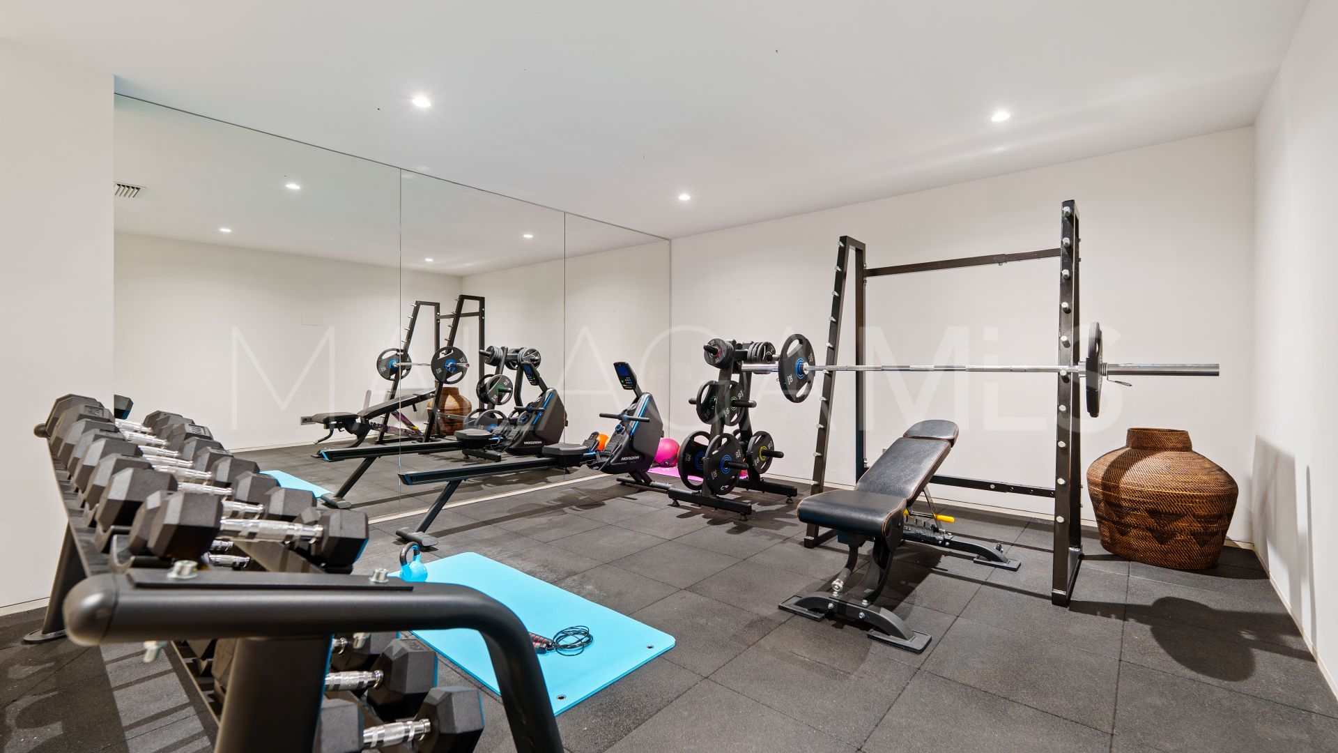 For sale Nueva Andalucia villa with 6 bedrooms