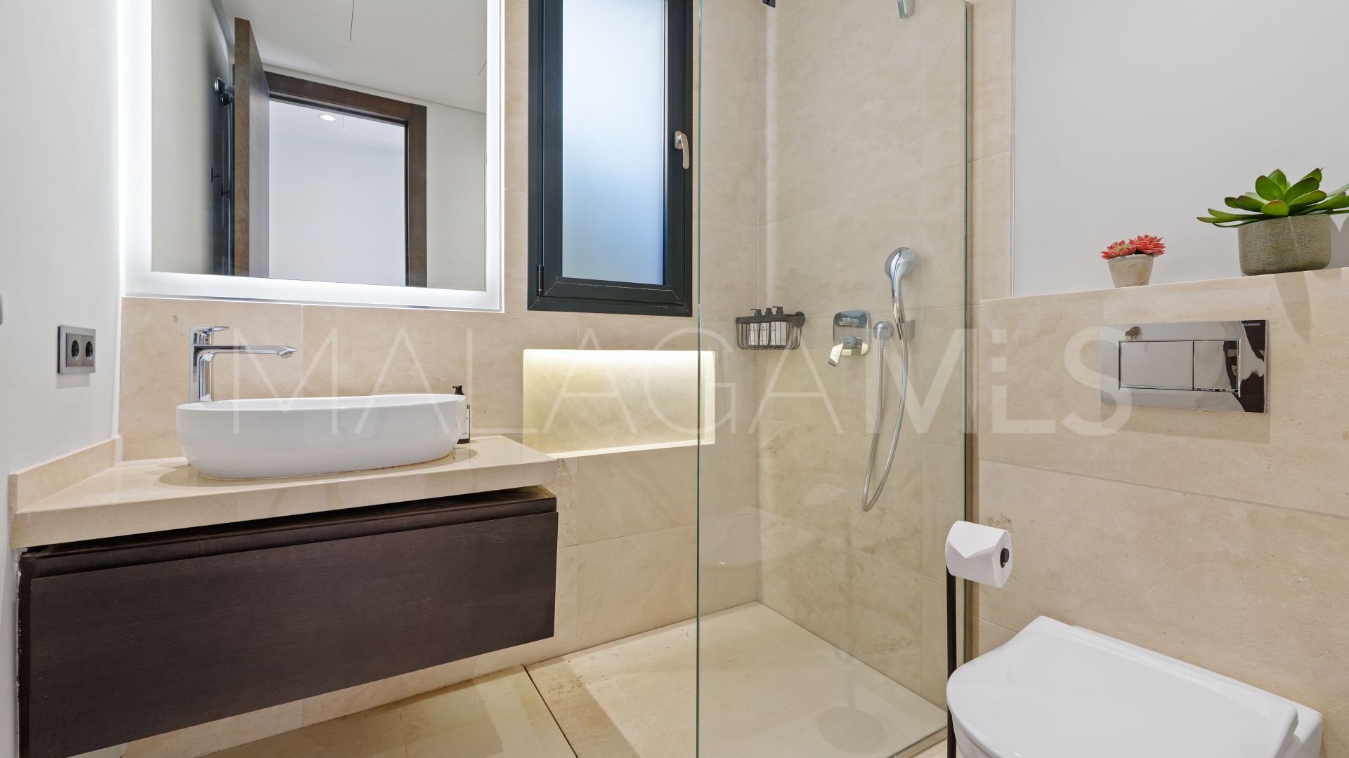 For sale Nueva Andalucia villa with 6 bedrooms