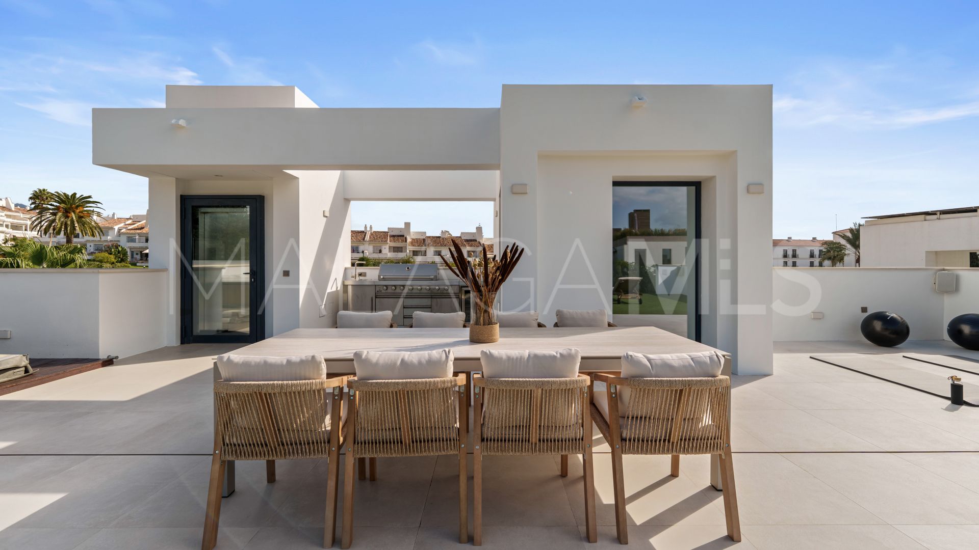 Villa for sale in Nueva Andalucia