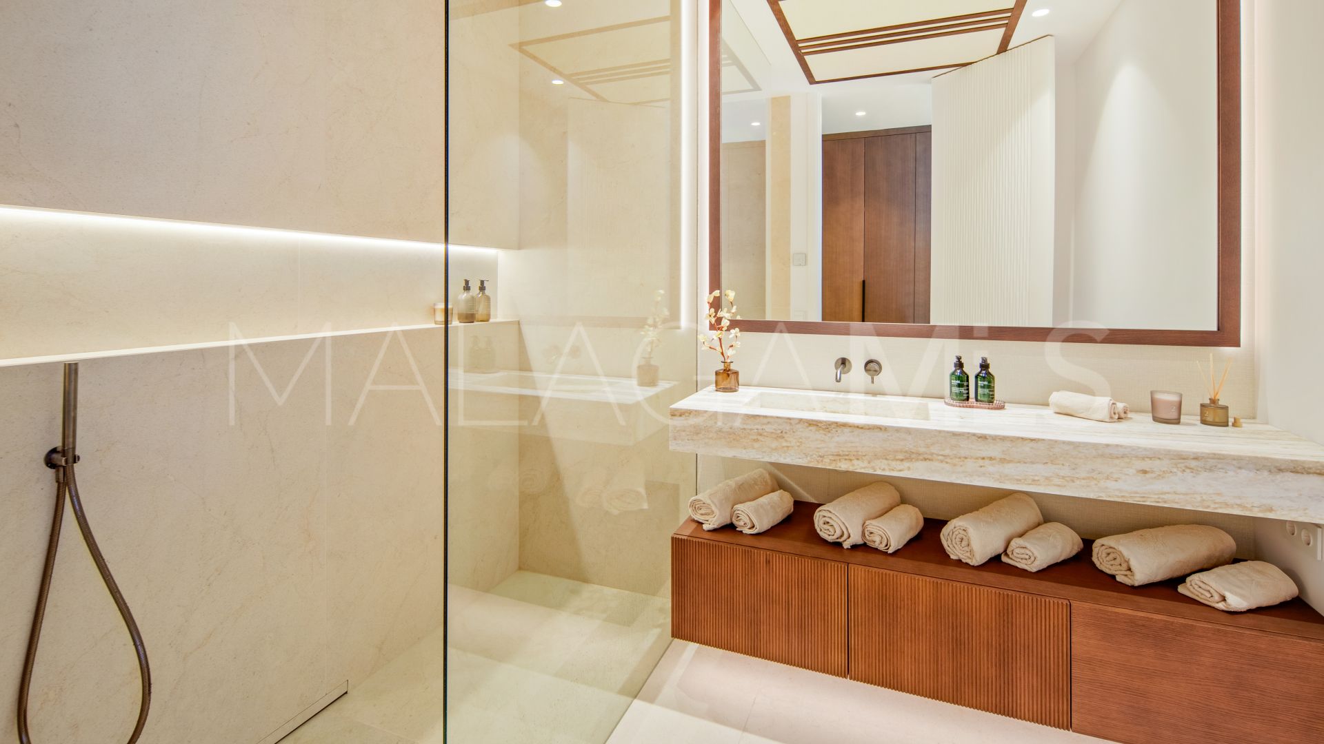 Villa for sale in Nueva Andalucia