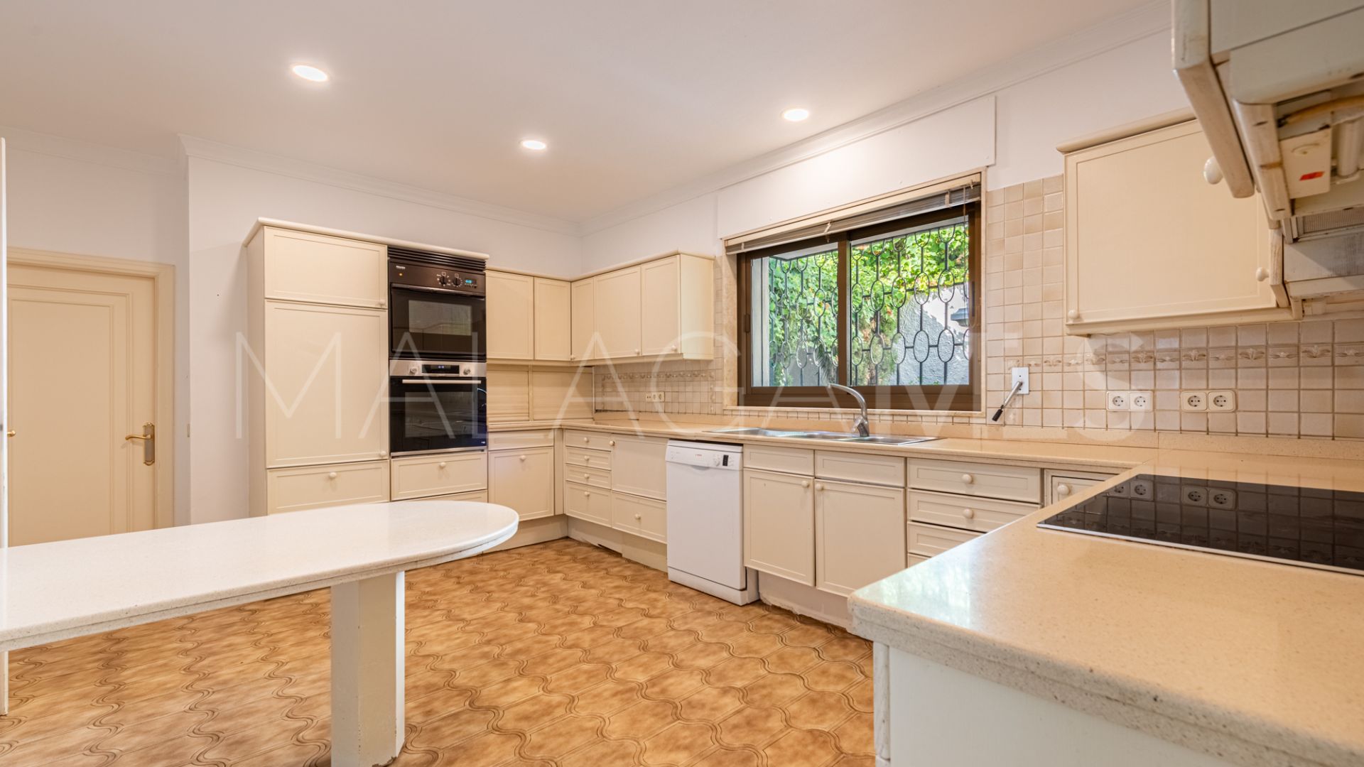 Se vende villa in Los Monteros with 5 bedrooms