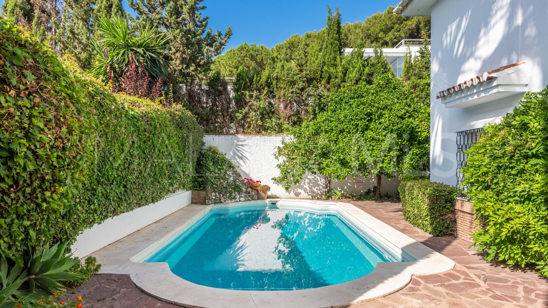 Se vende villa in Los Monteros with 5 bedrooms