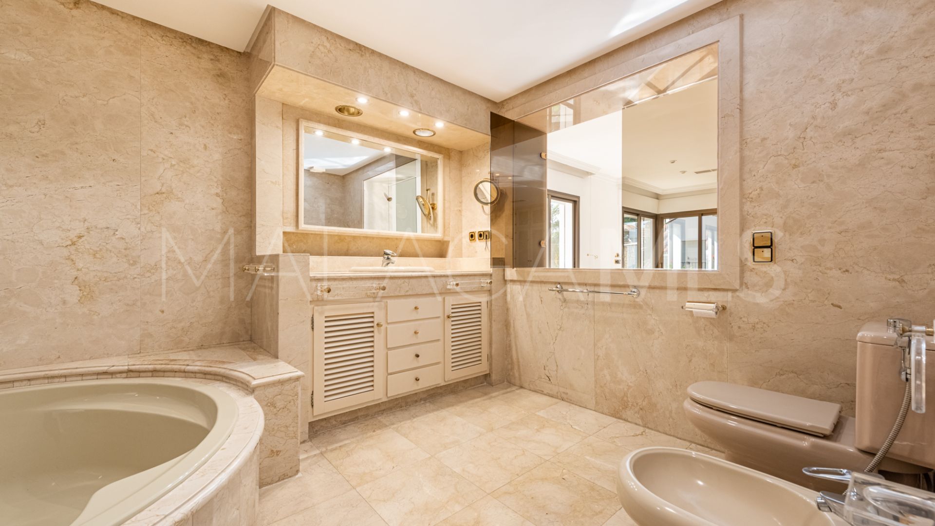 Se vende villa in Los Monteros with 5 bedrooms