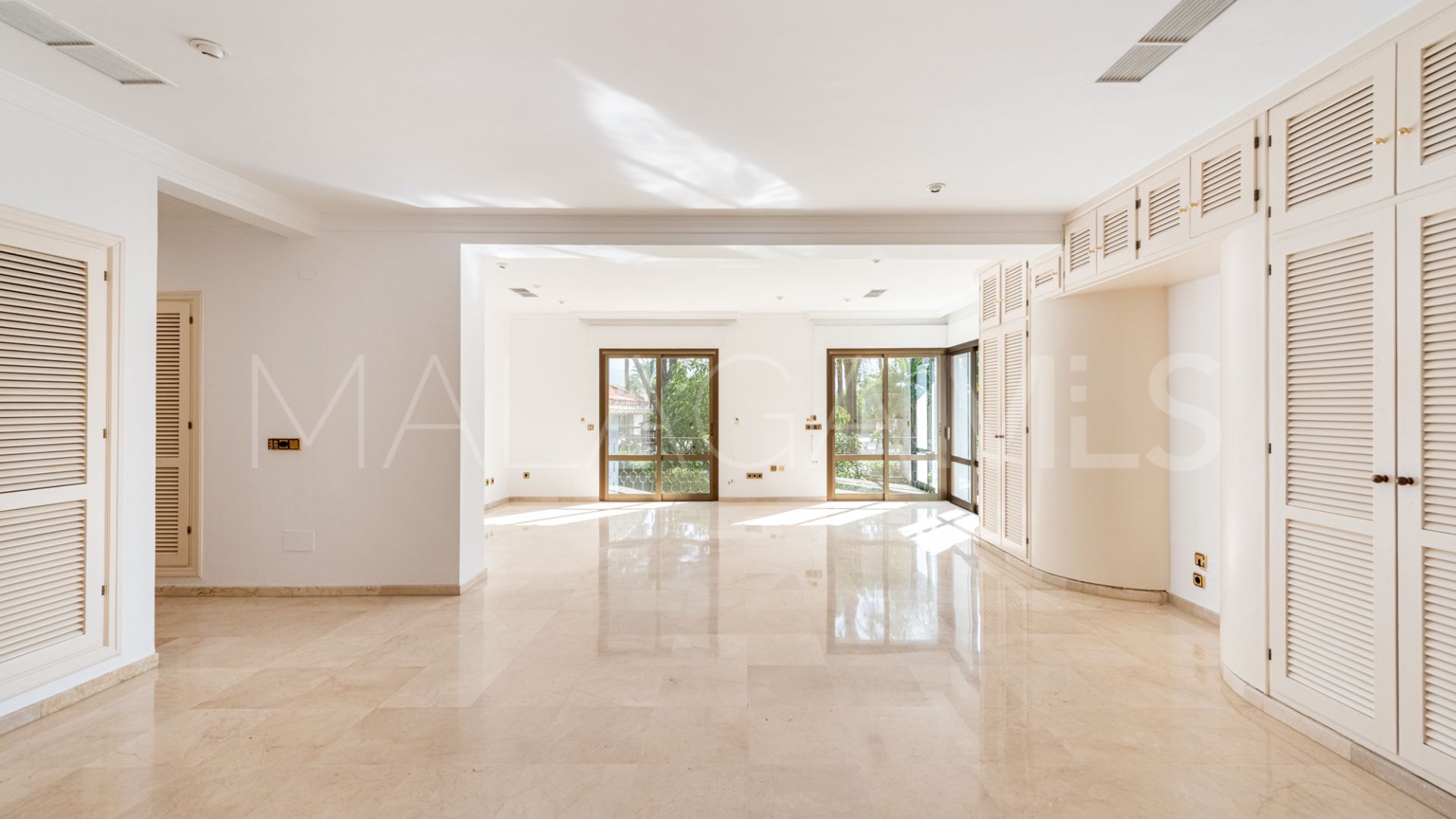Se vende villa in Los Monteros with 5 bedrooms
