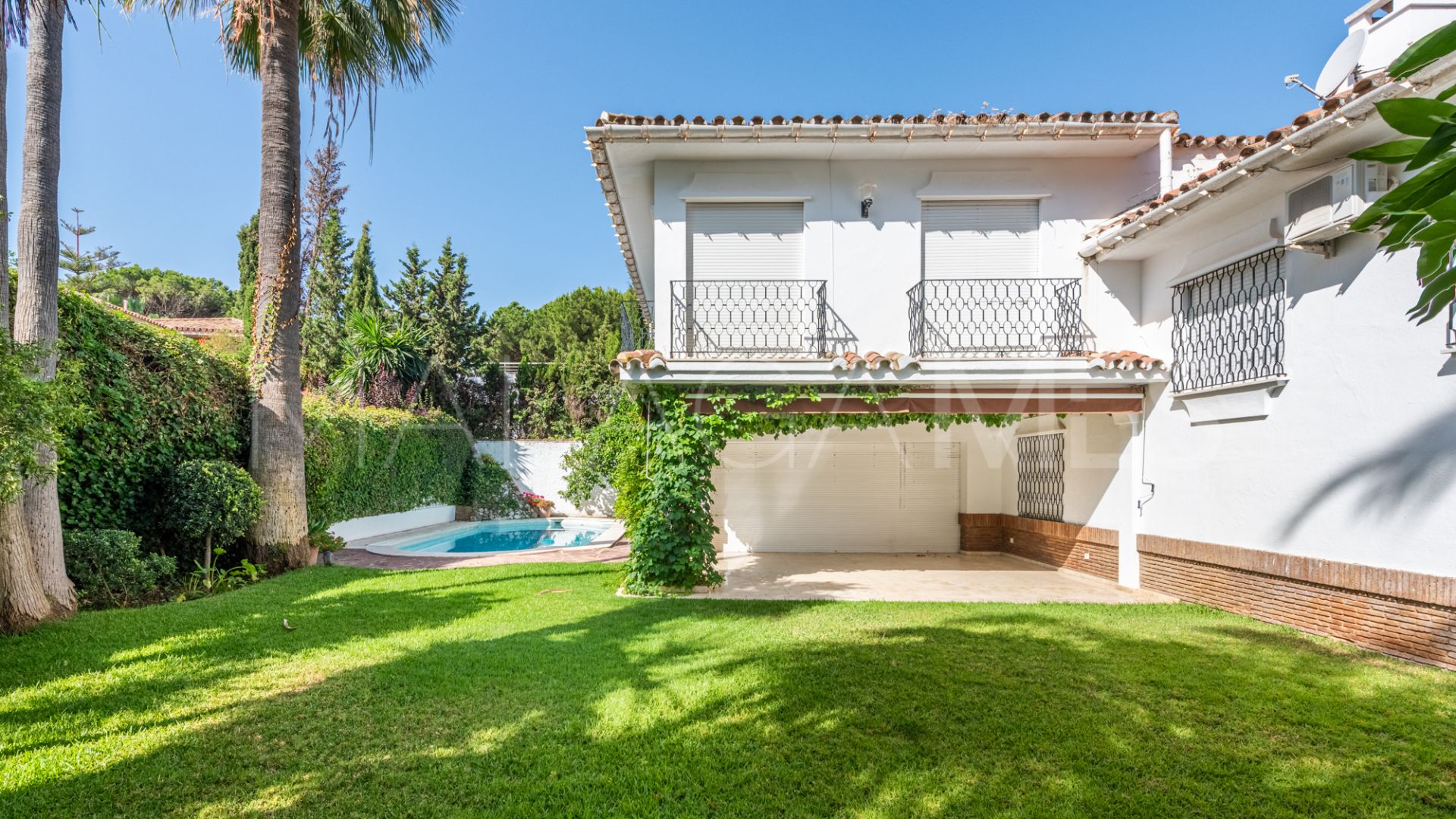 Se vende villa in Los Monteros with 5 bedrooms