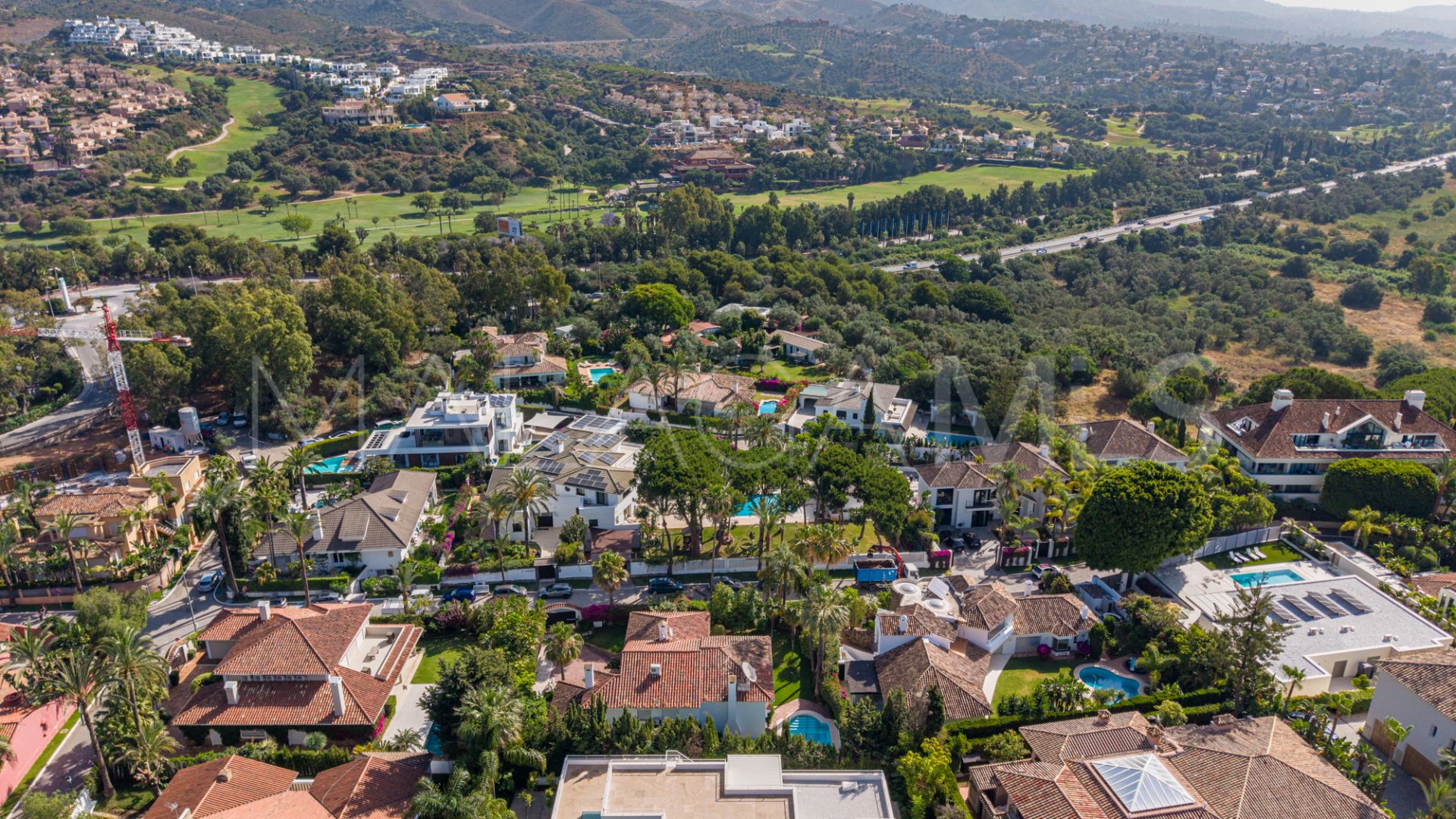 Se vende villa in Los Monteros with 5 bedrooms