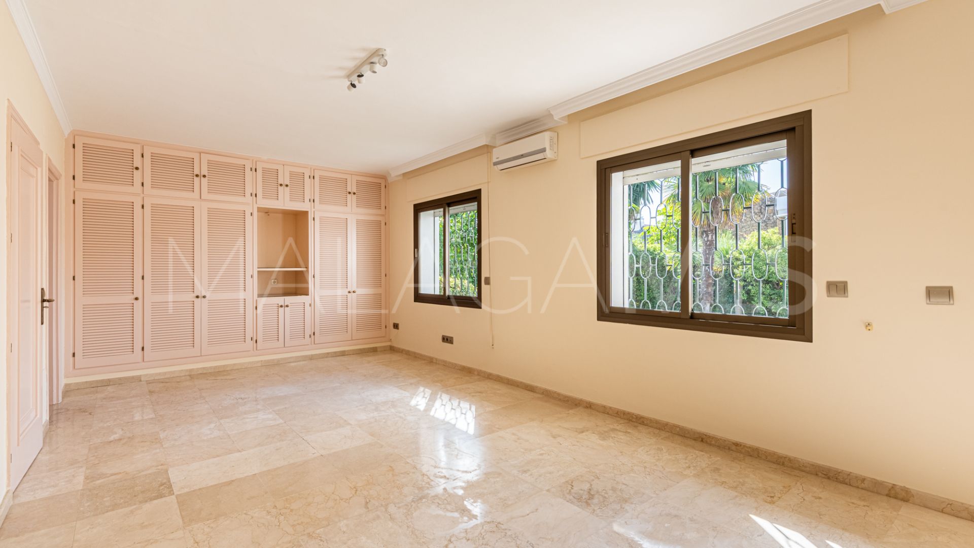 Se vende villa in Los Monteros with 5 bedrooms