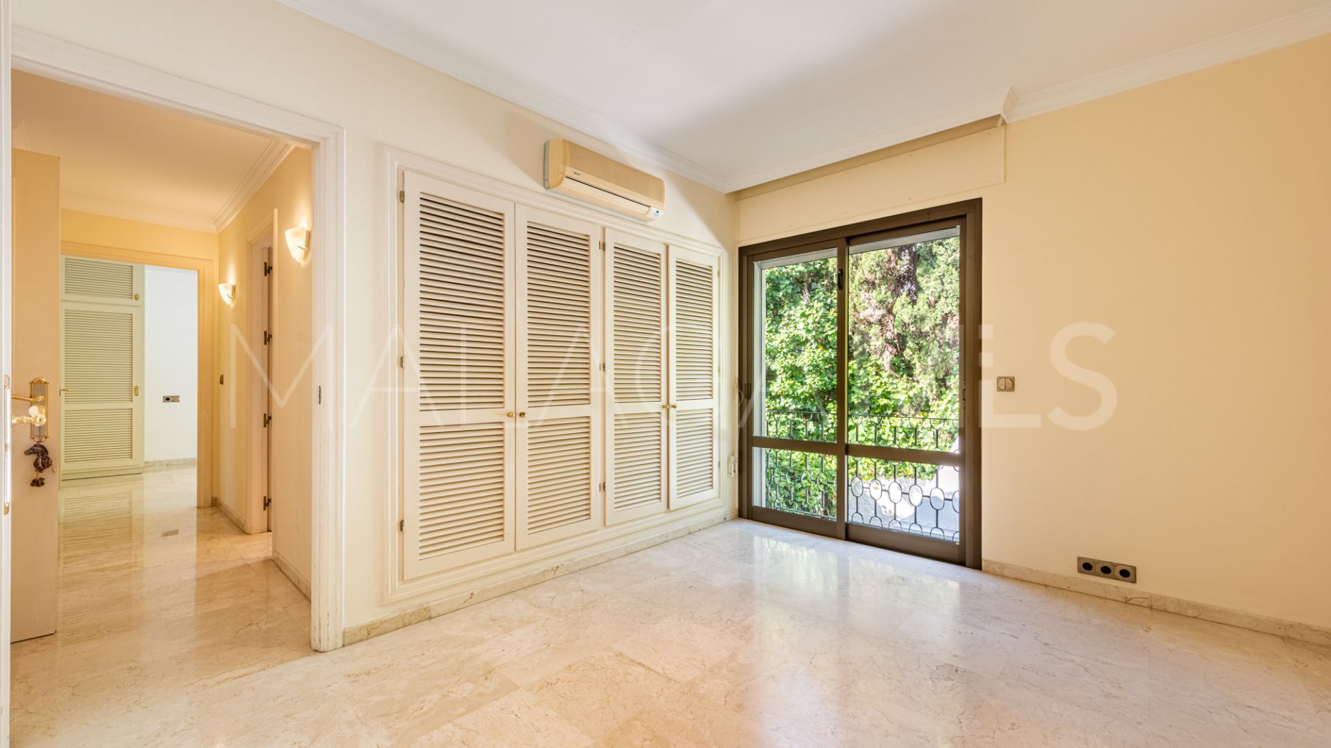Se vende villa in Los Monteros with 5 bedrooms