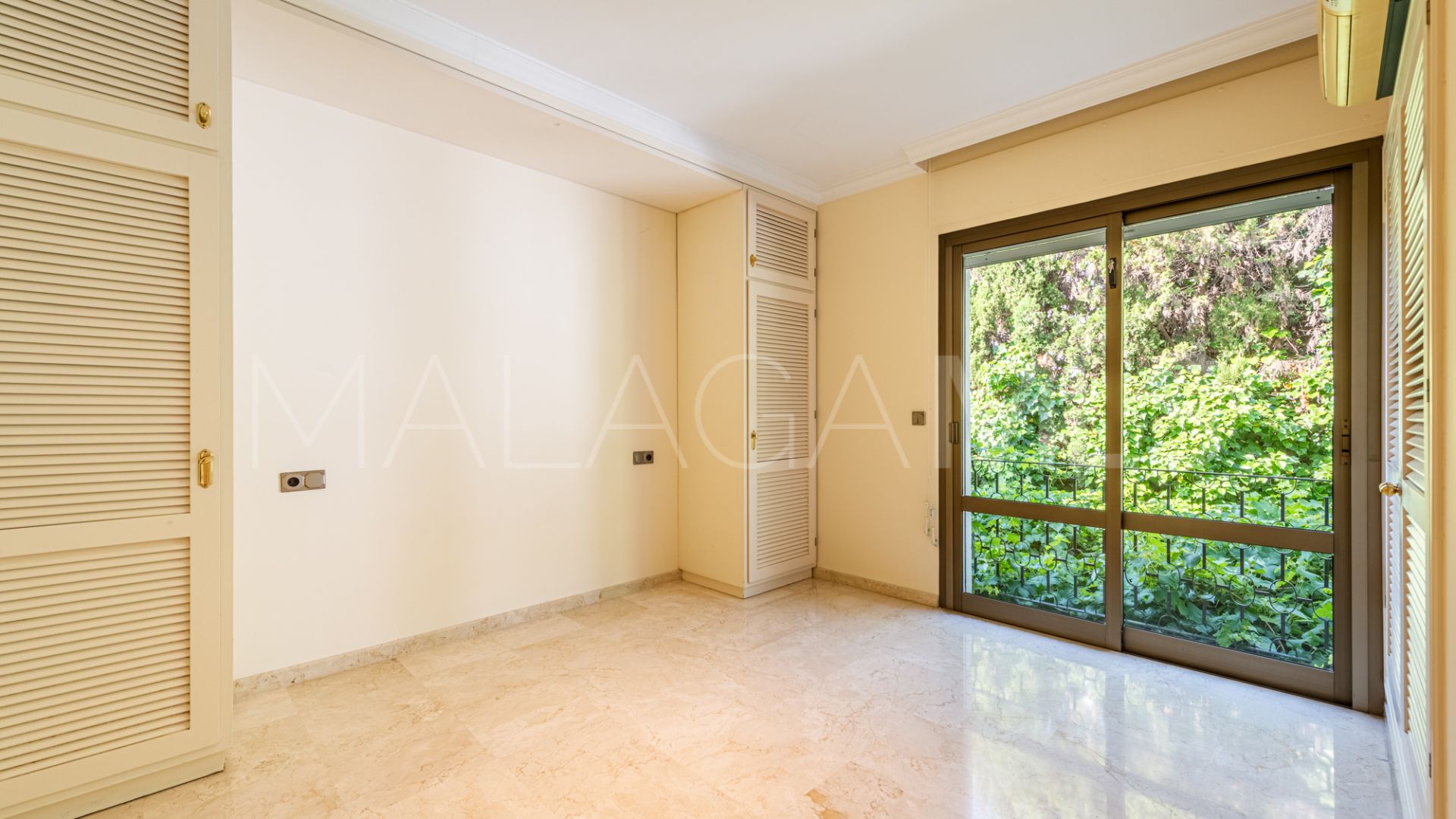 Se vende villa in Los Monteros with 5 bedrooms
