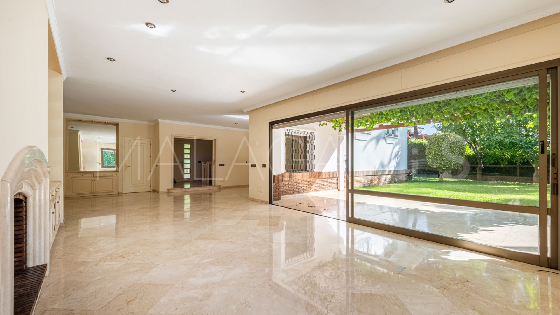 Se vende villa in Los Monteros with 5 bedrooms