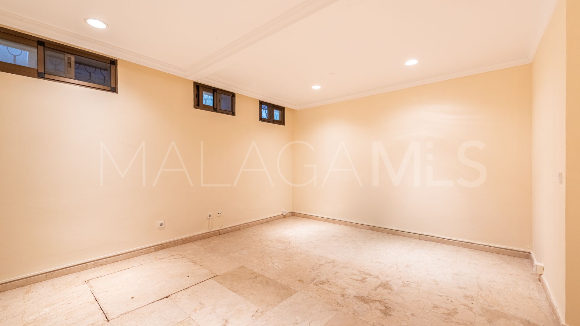 Se vende villa in Los Monteros with 5 bedrooms